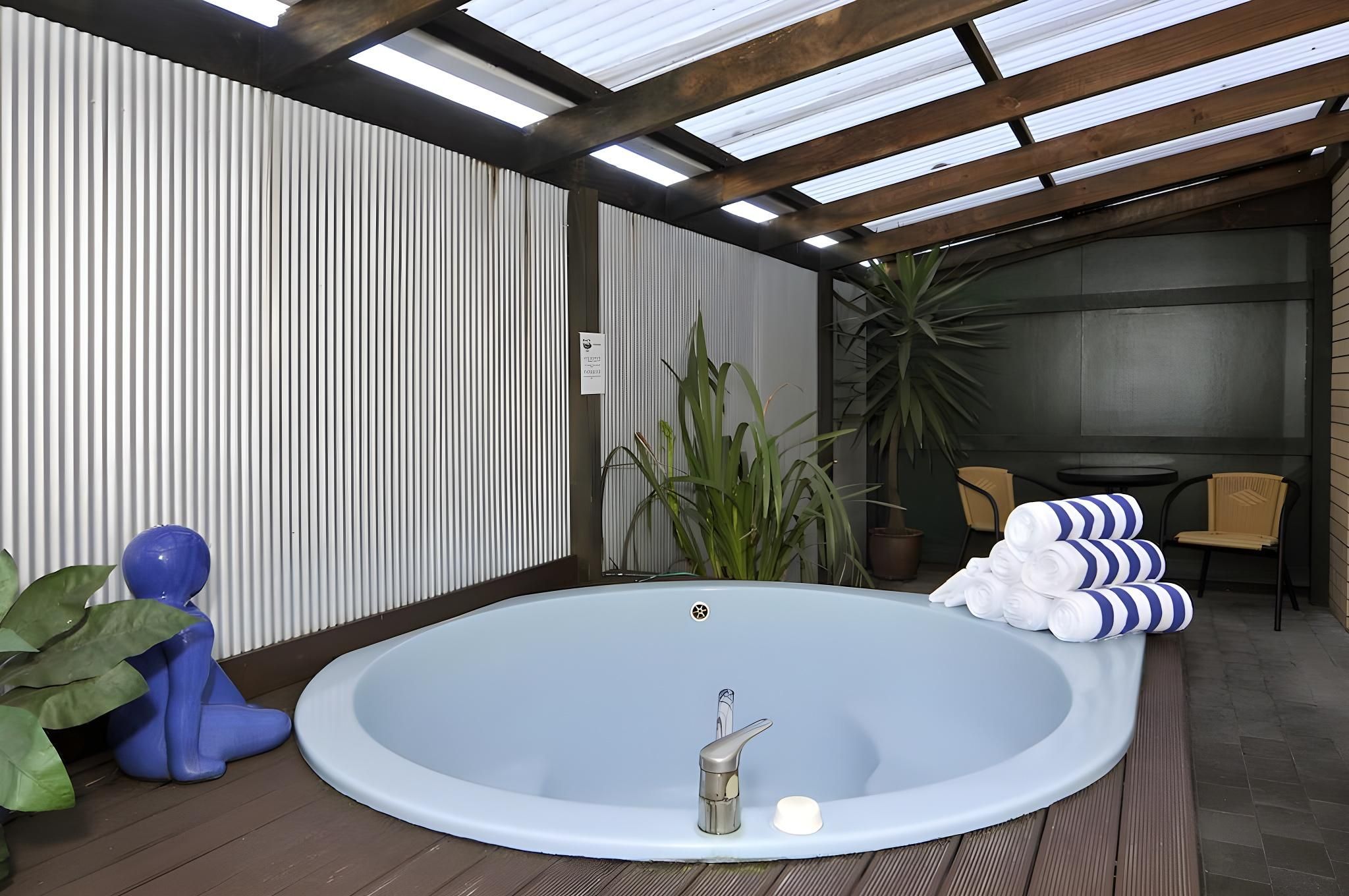 1 Bedroom Deluxe Suite Whirlpool Bathtub