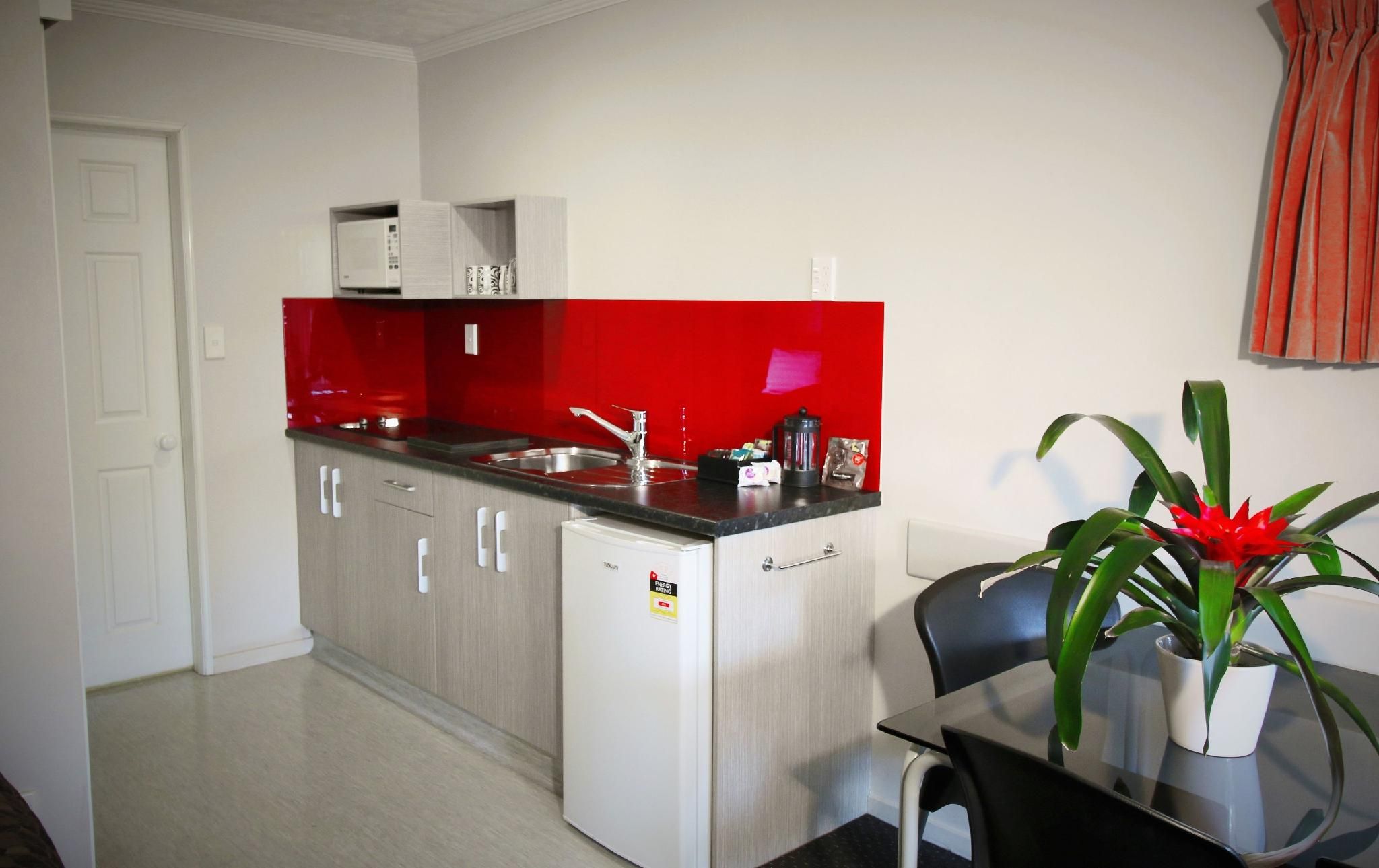 Capri on Fenton One-Bedroom Apartment 2