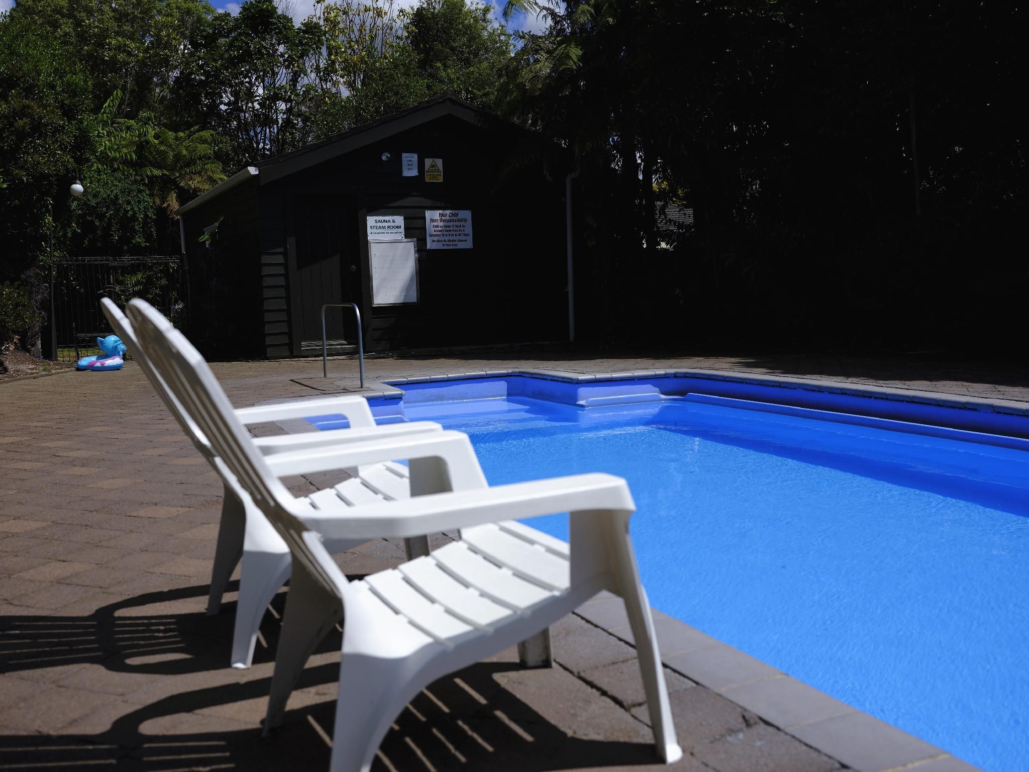 swimming pool [outdoor]