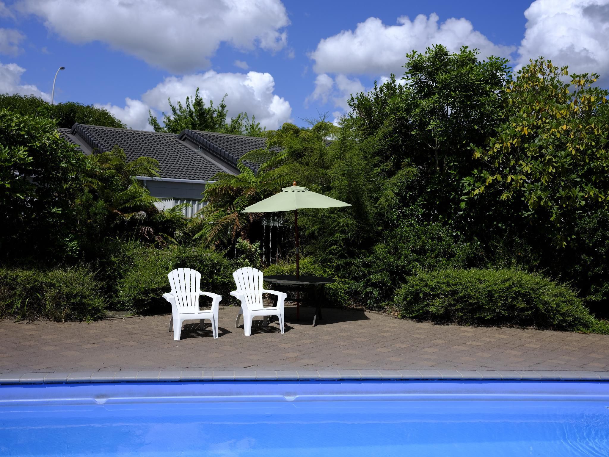 swimming pool [outdoor]