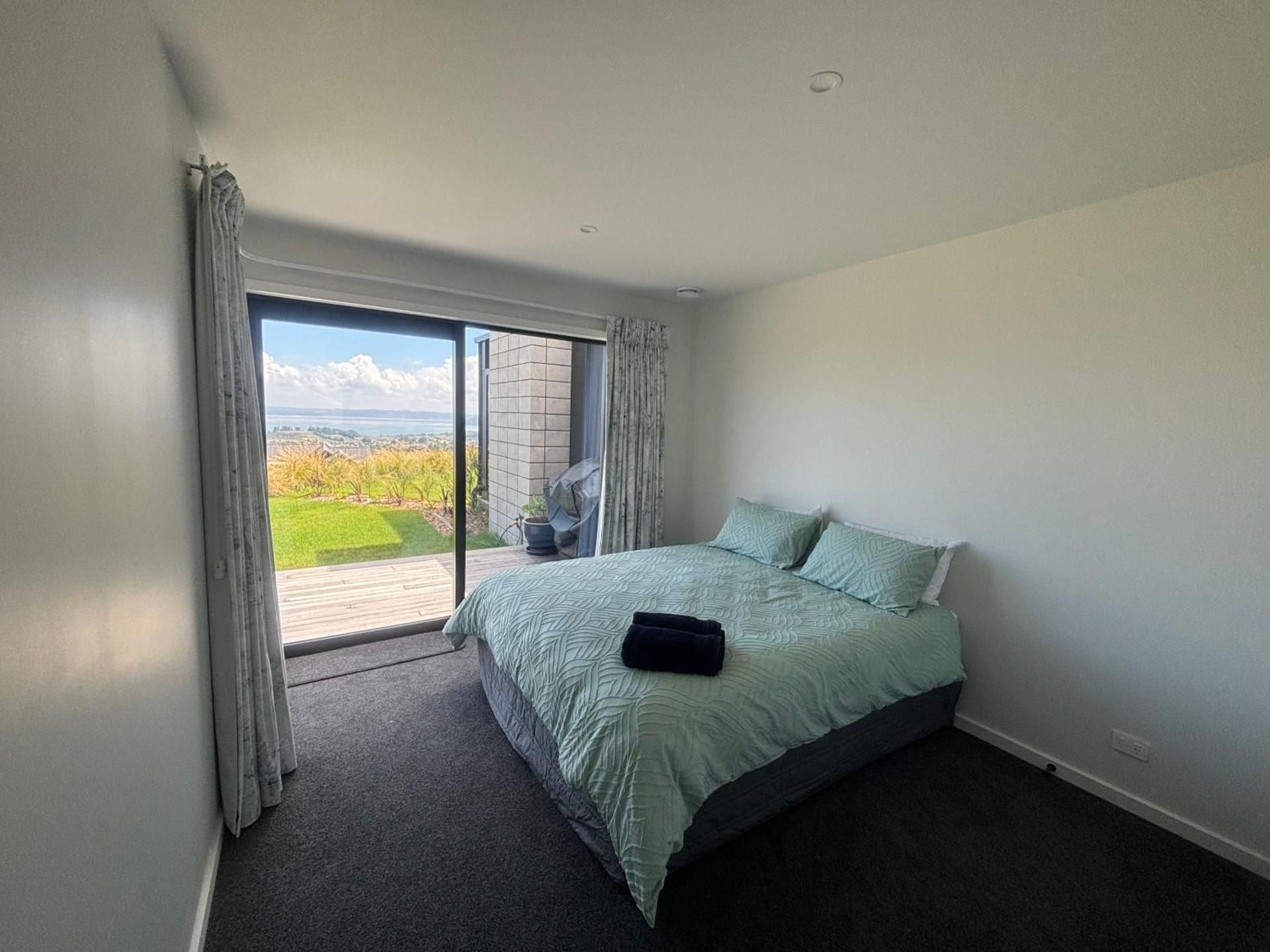 Apartment with Lake View