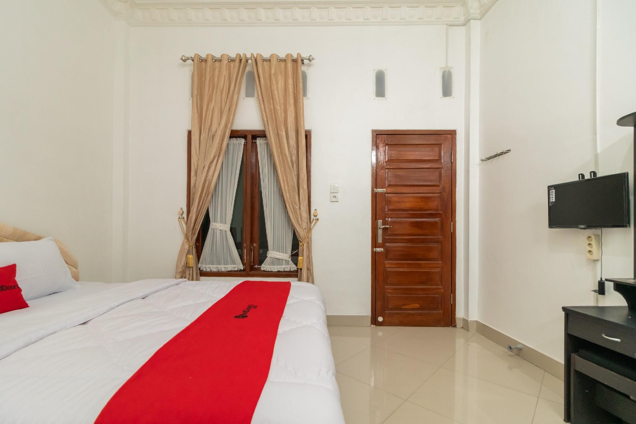 RedDoorz Room