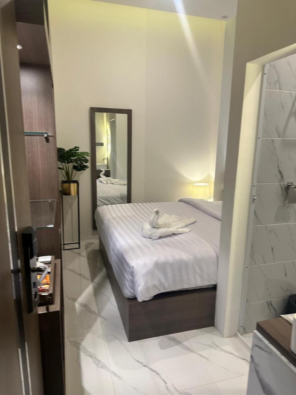 Standard - 1 Queen Bed