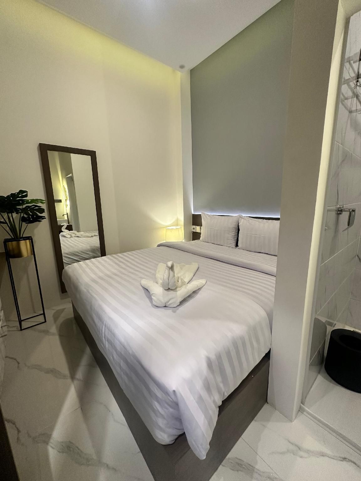 Standard - 1 Queen Bed