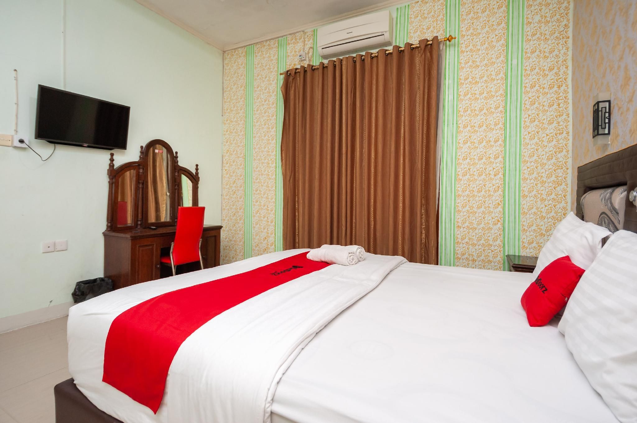 RedDoorz Room