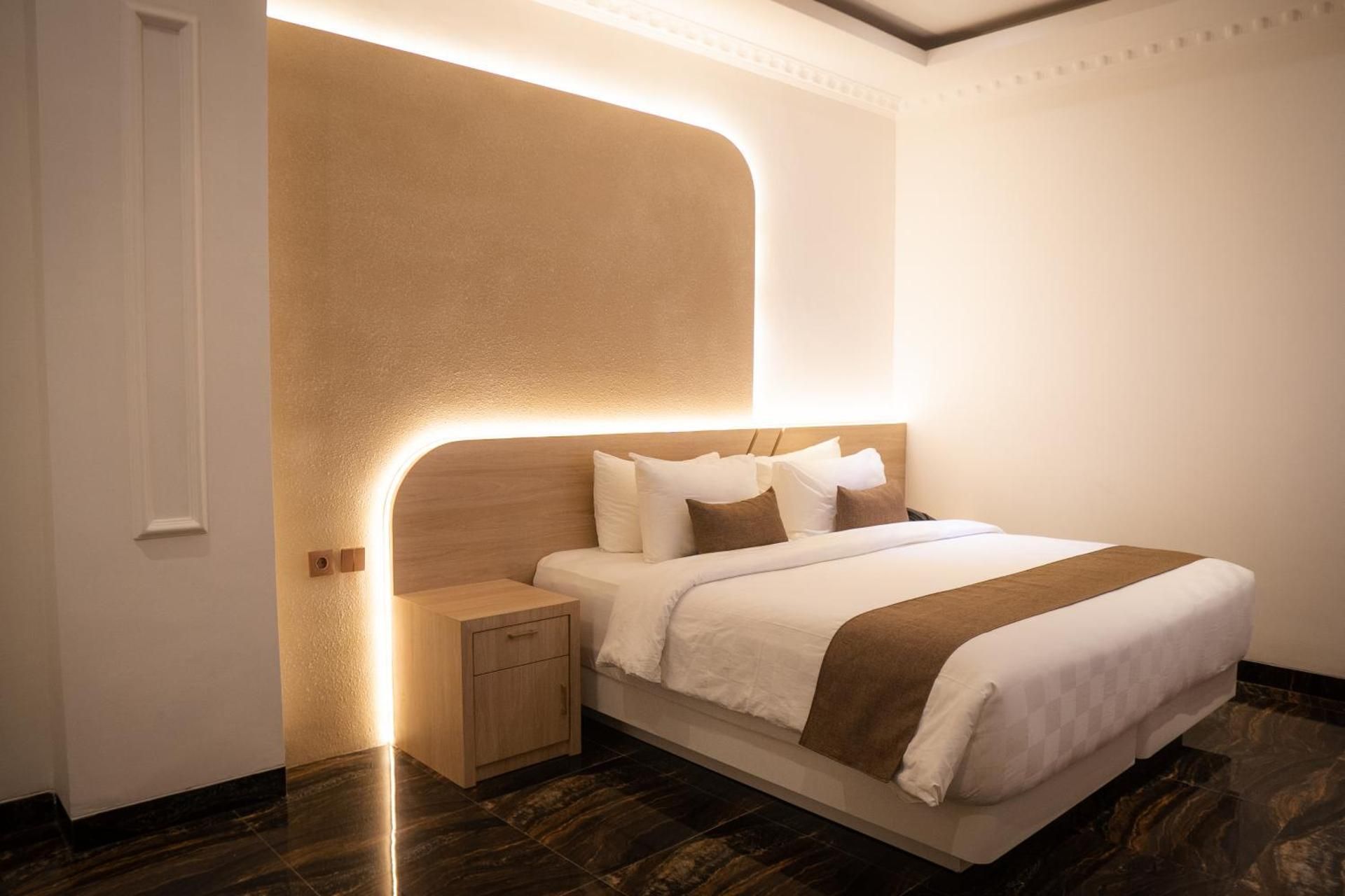 Deluxe - 1 Queen Bed