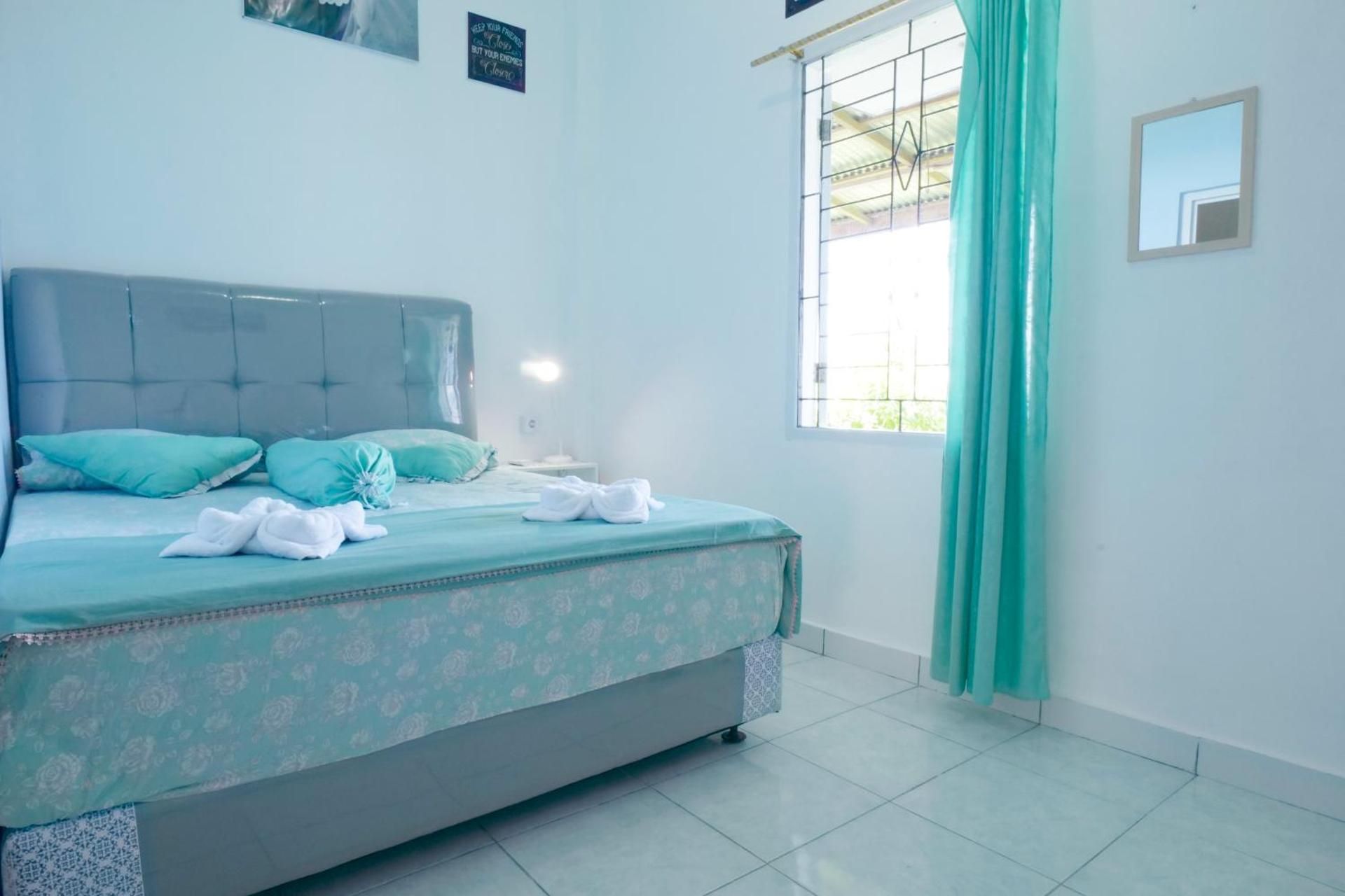 Deluxe Double Room with Side Sea View