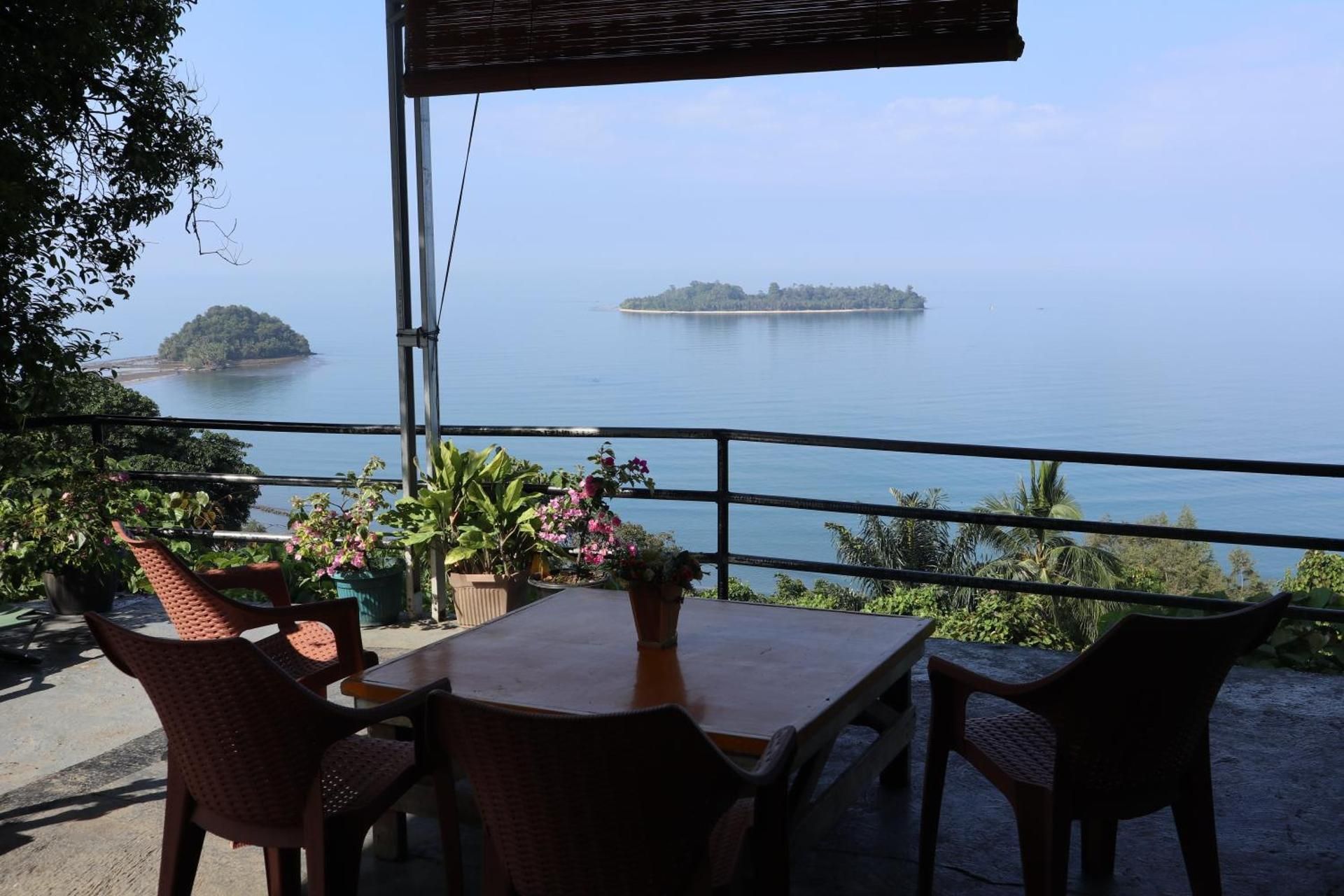 Deluxe Double Room with Side Sea View