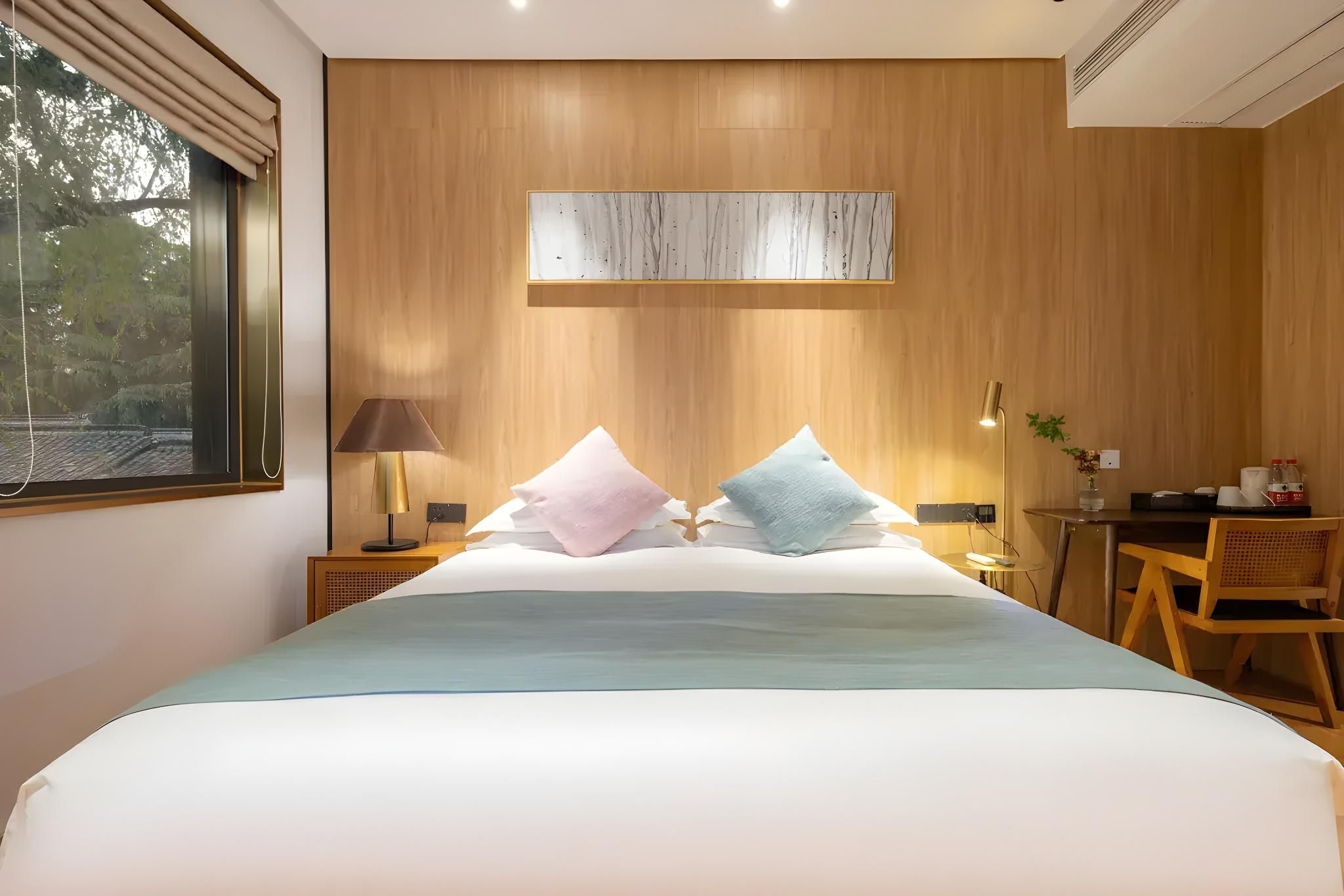 Superior King Room with Bathtub