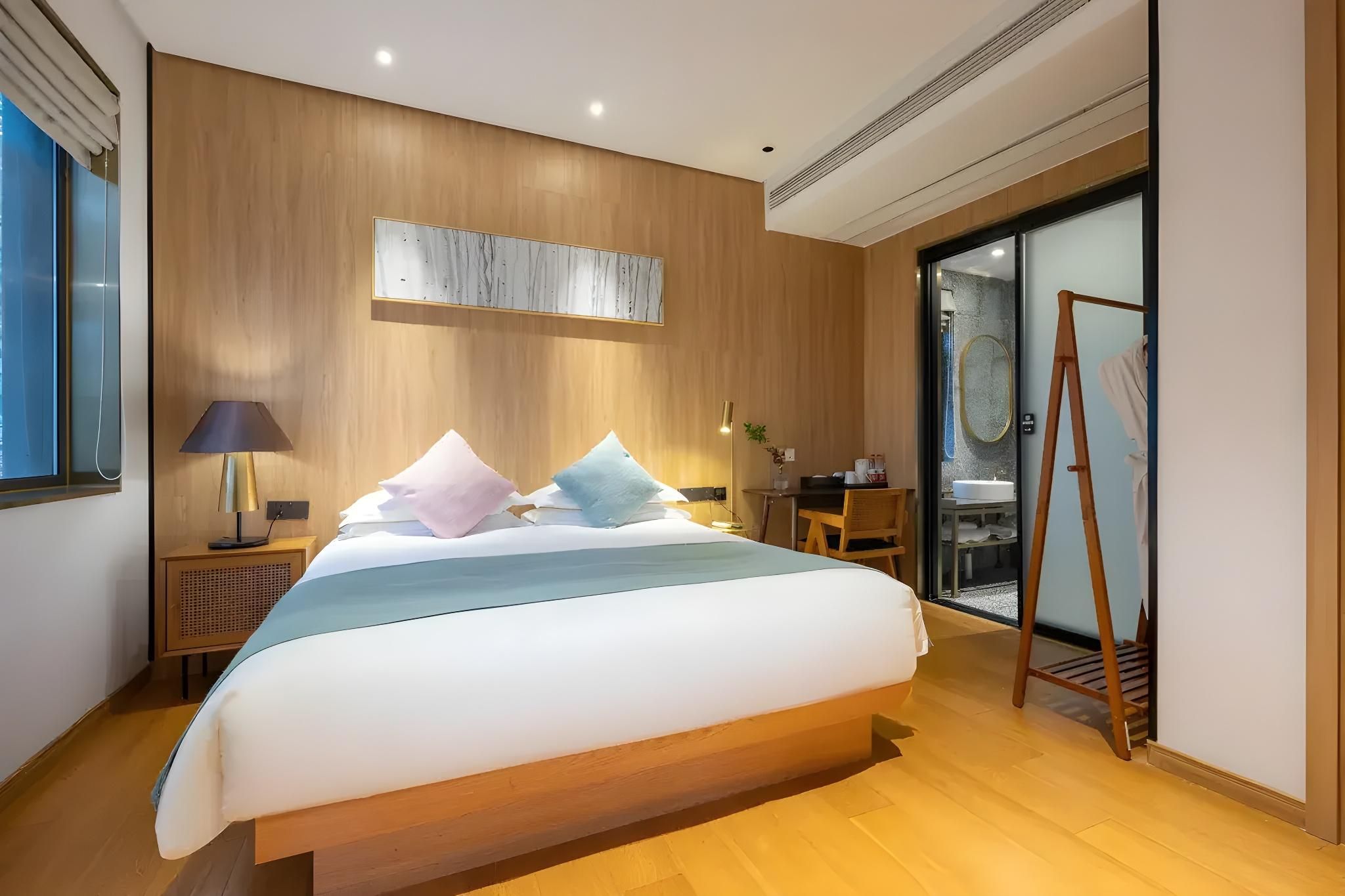 Superior King Room with Bathtub