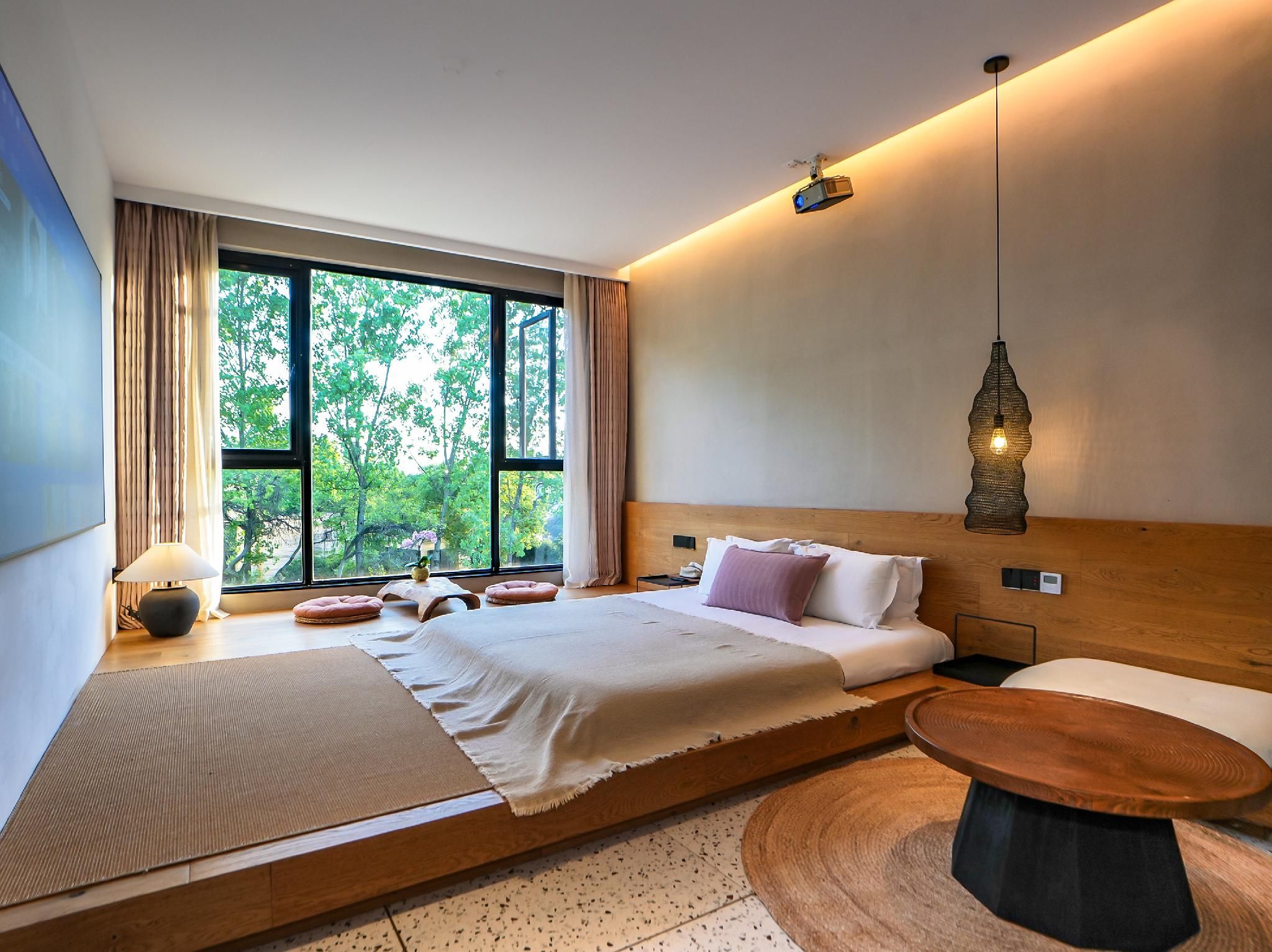 GTR - Guest Room with One 1.8M Bed