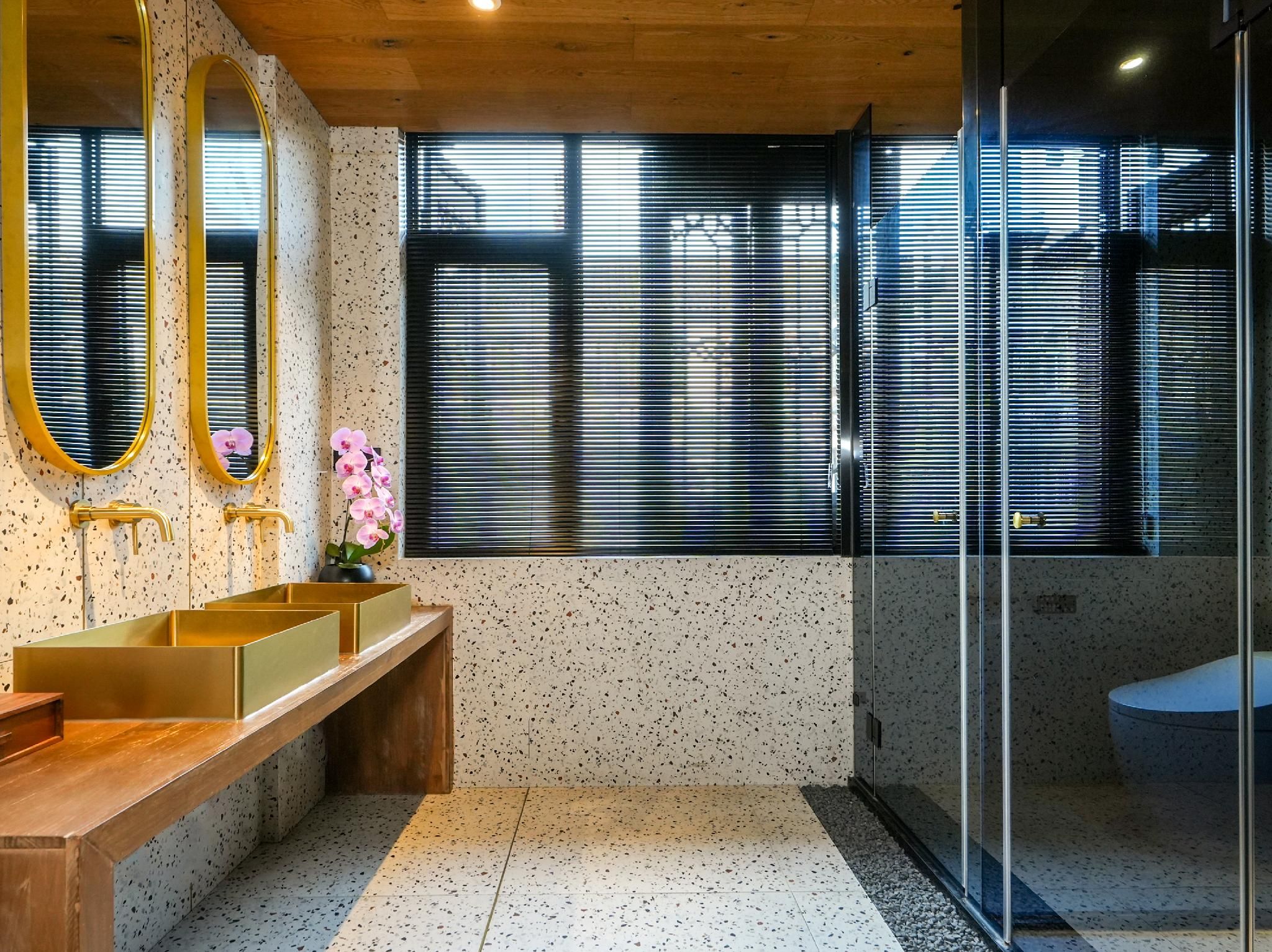 Twin Room with Sofa - Non-Smoking