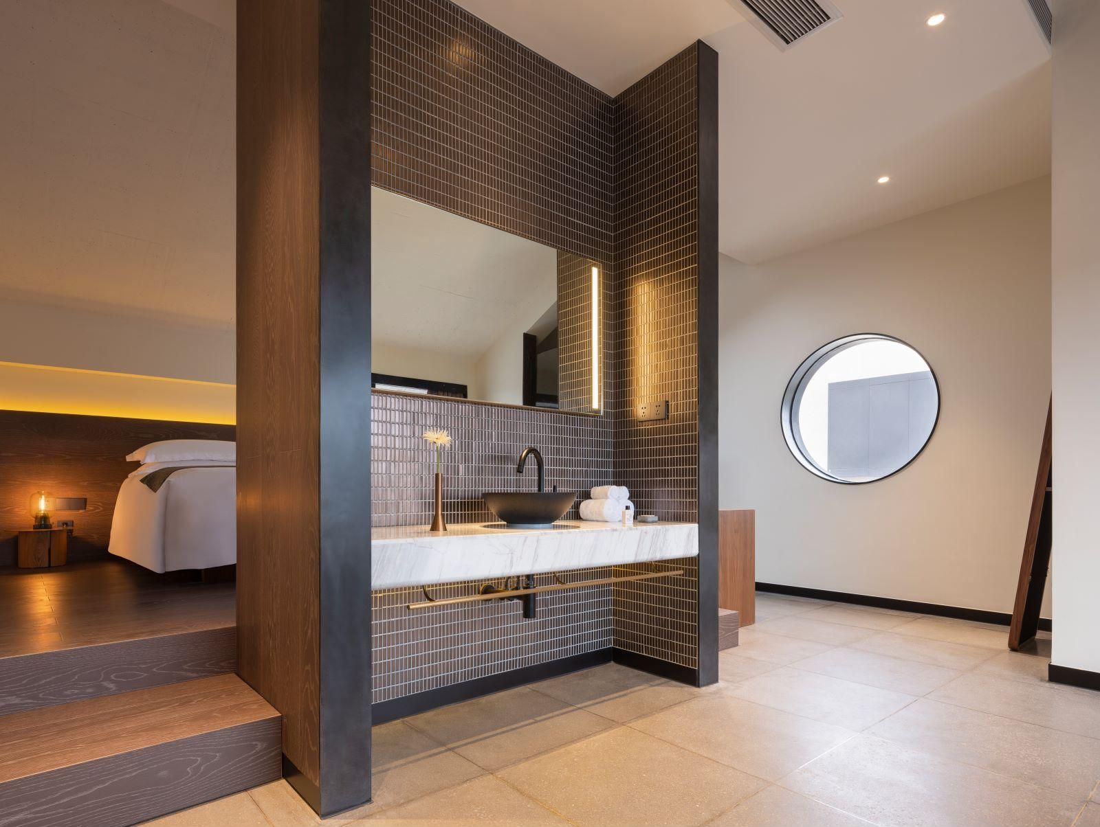 Superior King Room with Bathtub