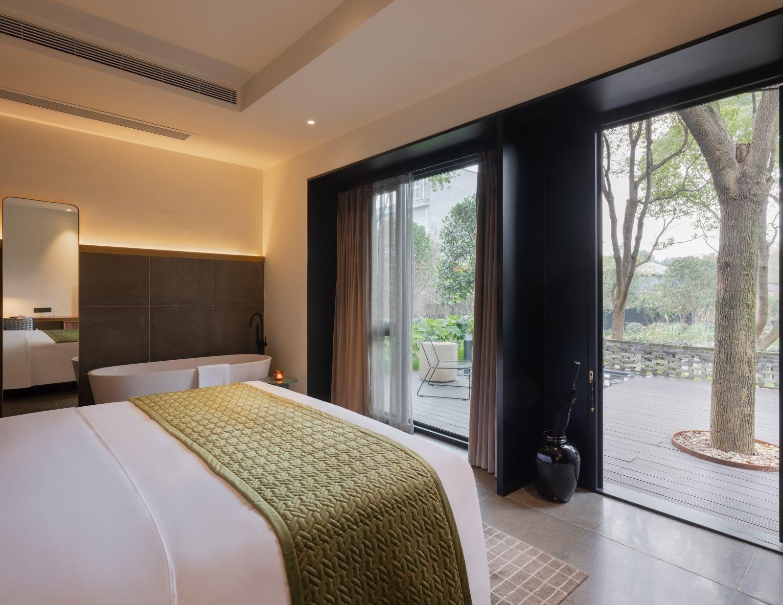 Courtyard Queen Room with Balcony