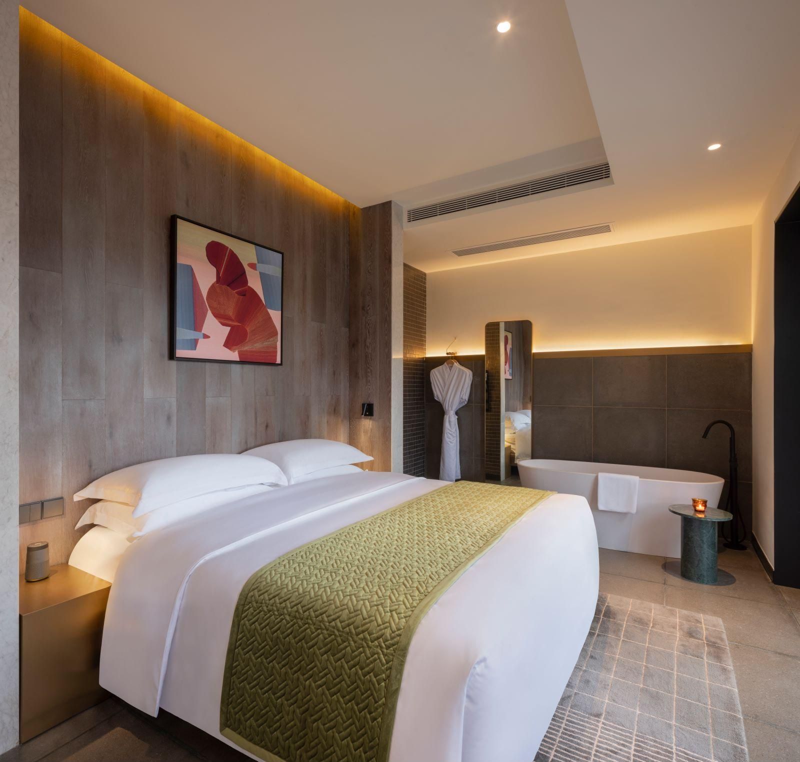 Courtyard Queen Room with Balcony