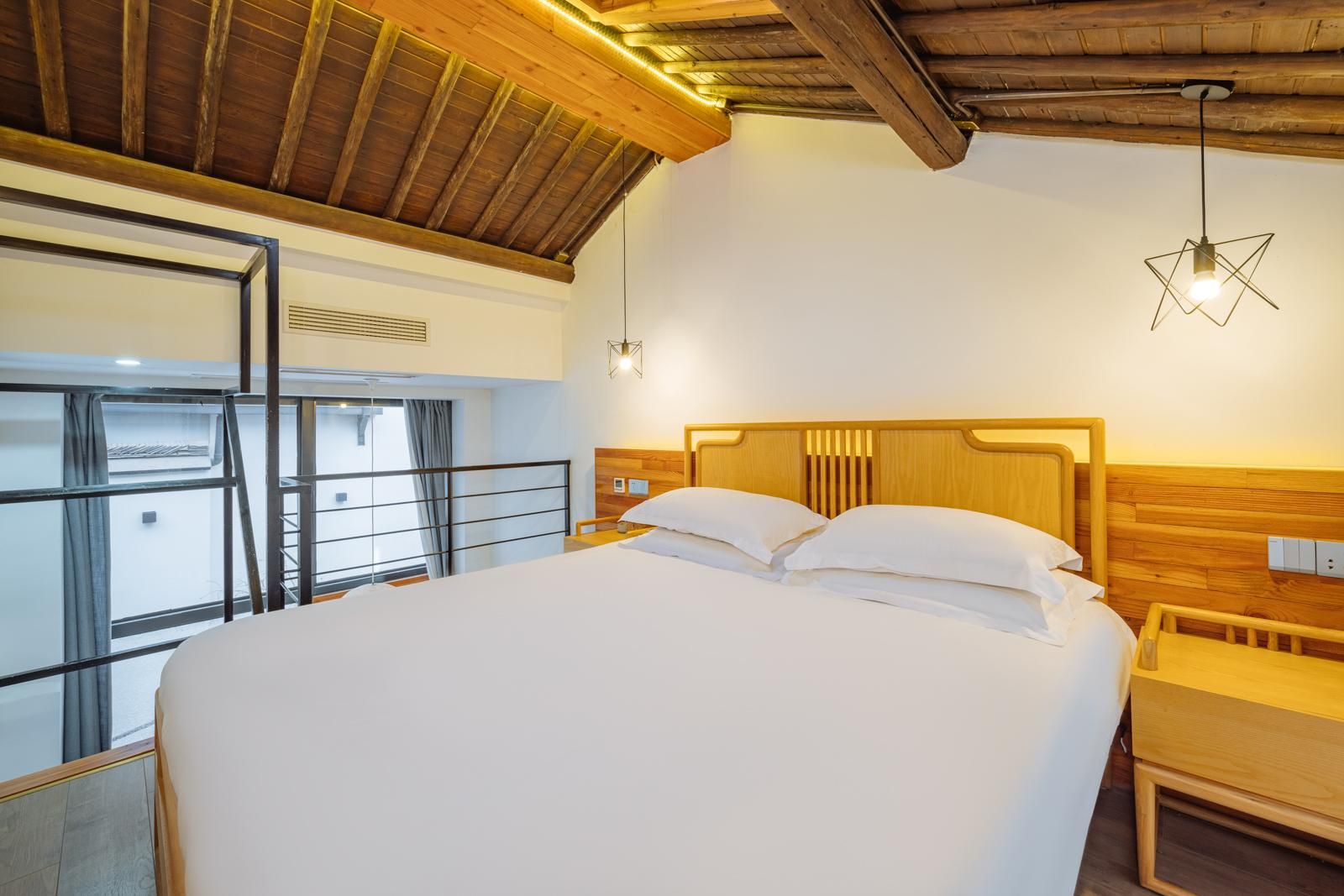 Floral Hotel Zerunju Light Luxury Guesthouse Queen