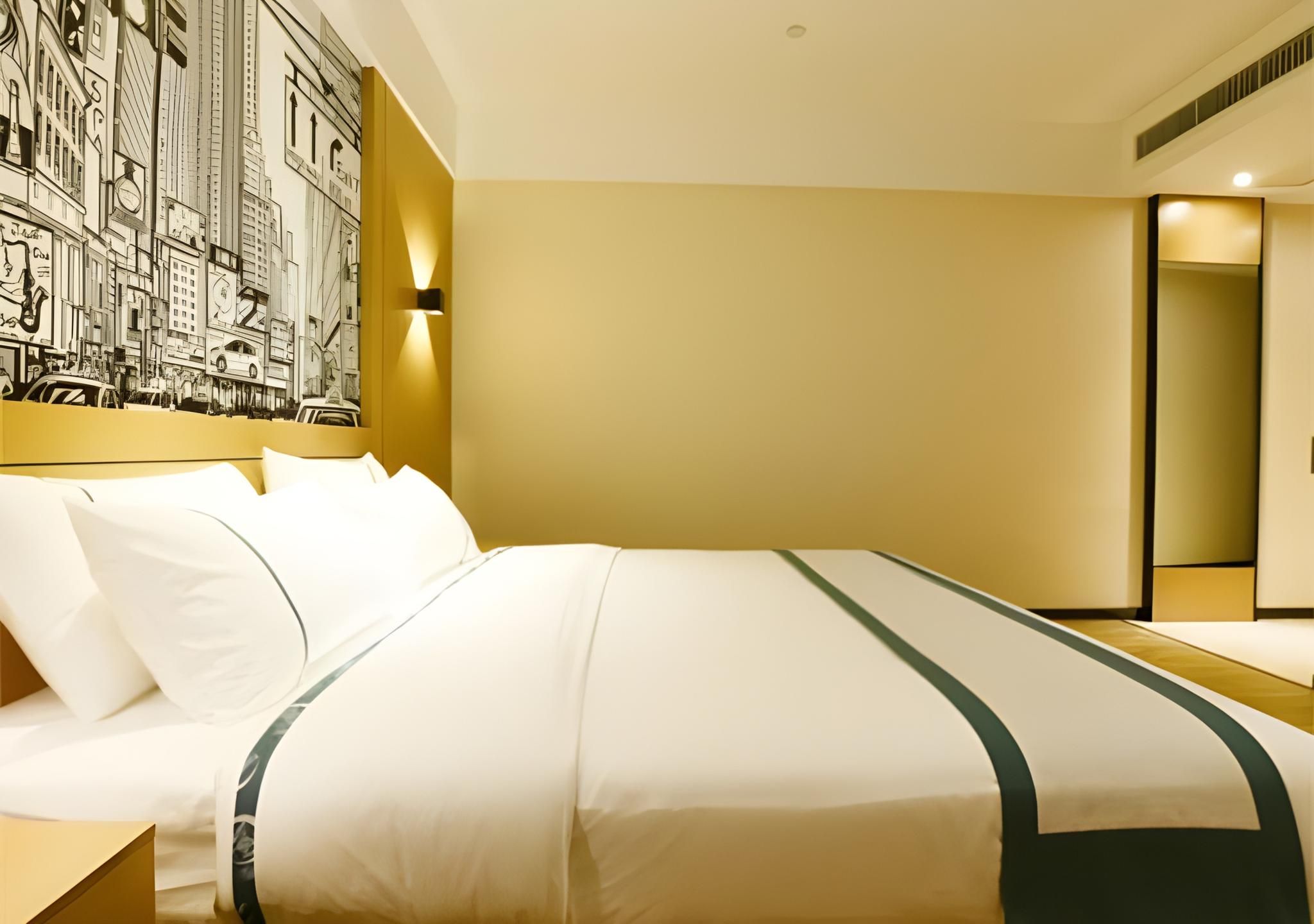 Stand Queen Room