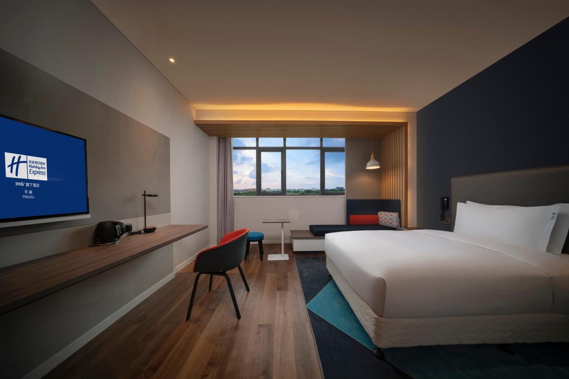 1 King Standard Extra Floor Space