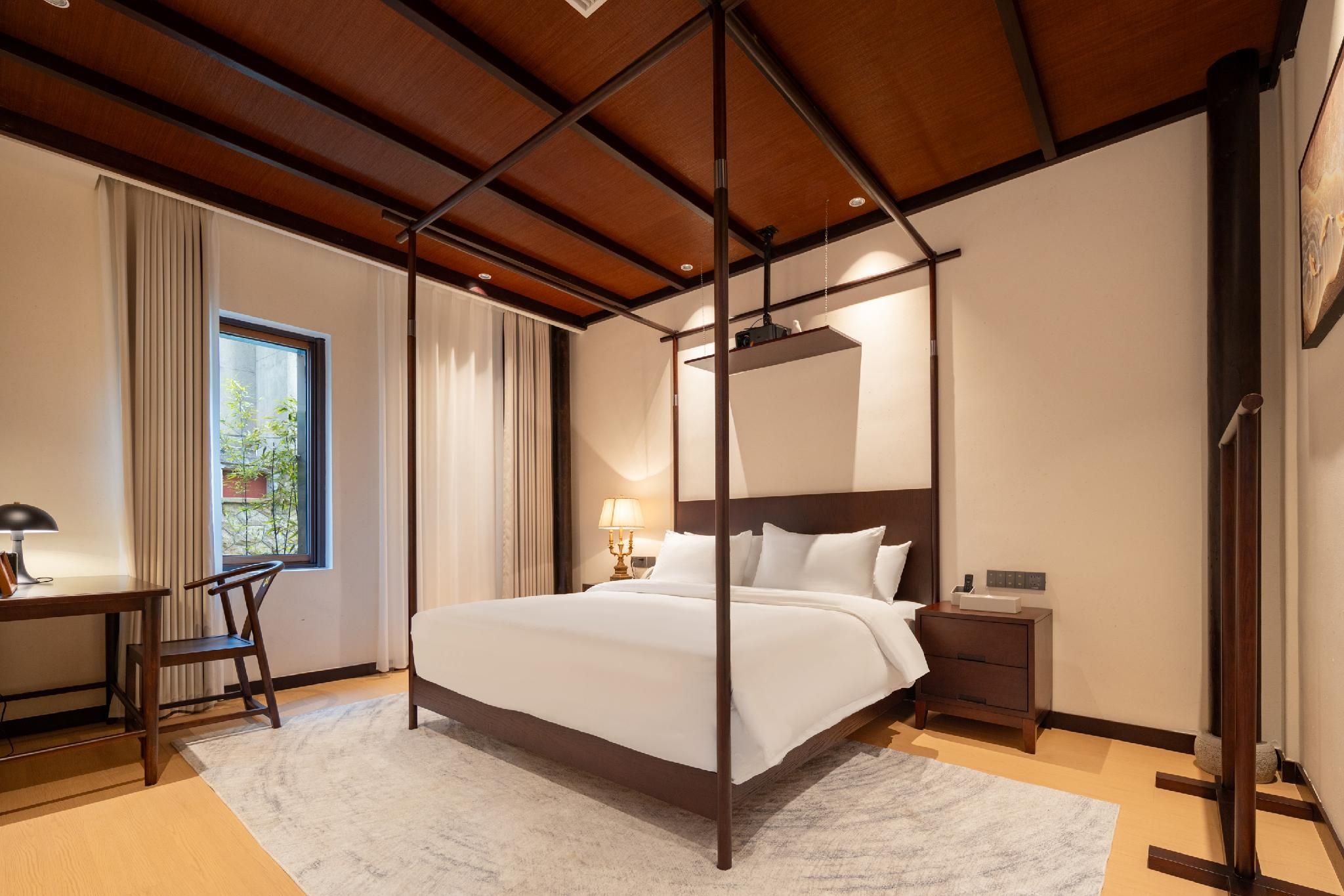 Courtyard Queen Room with Balcony