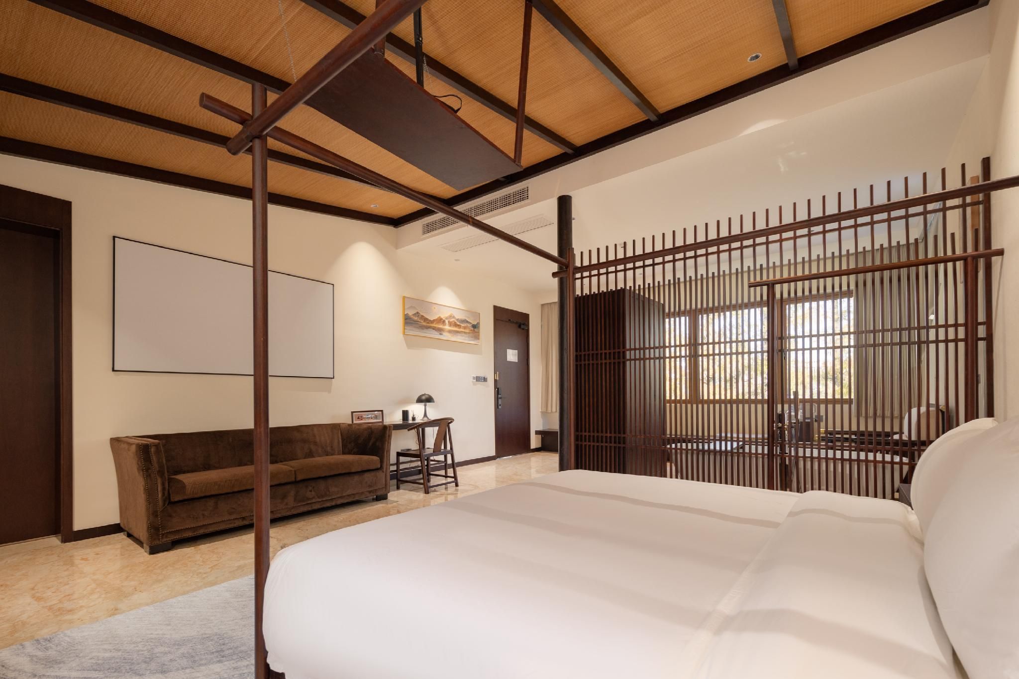 Light and Extravagant Double Room - Movie Included