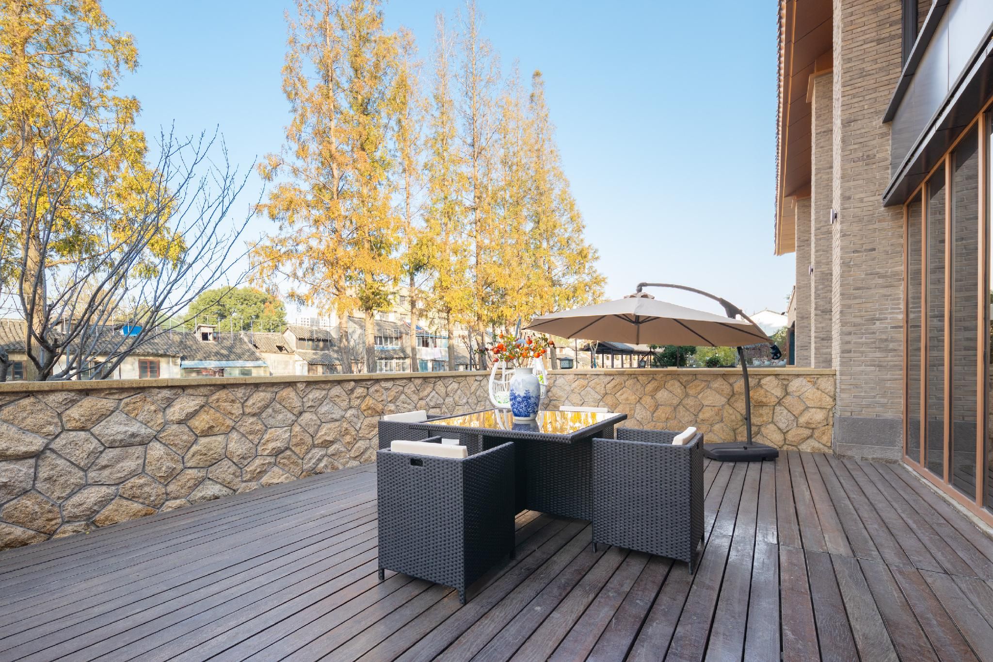 Courtyard Queen Room with Balcony