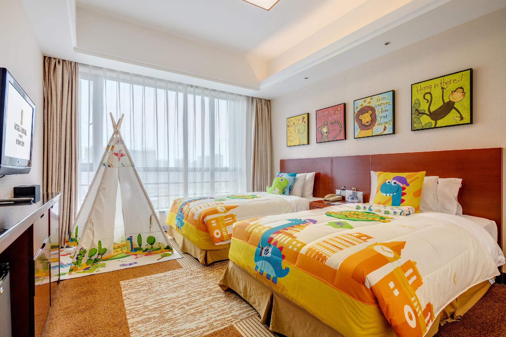 Rezen - Little Dinosaur Theme Family Room