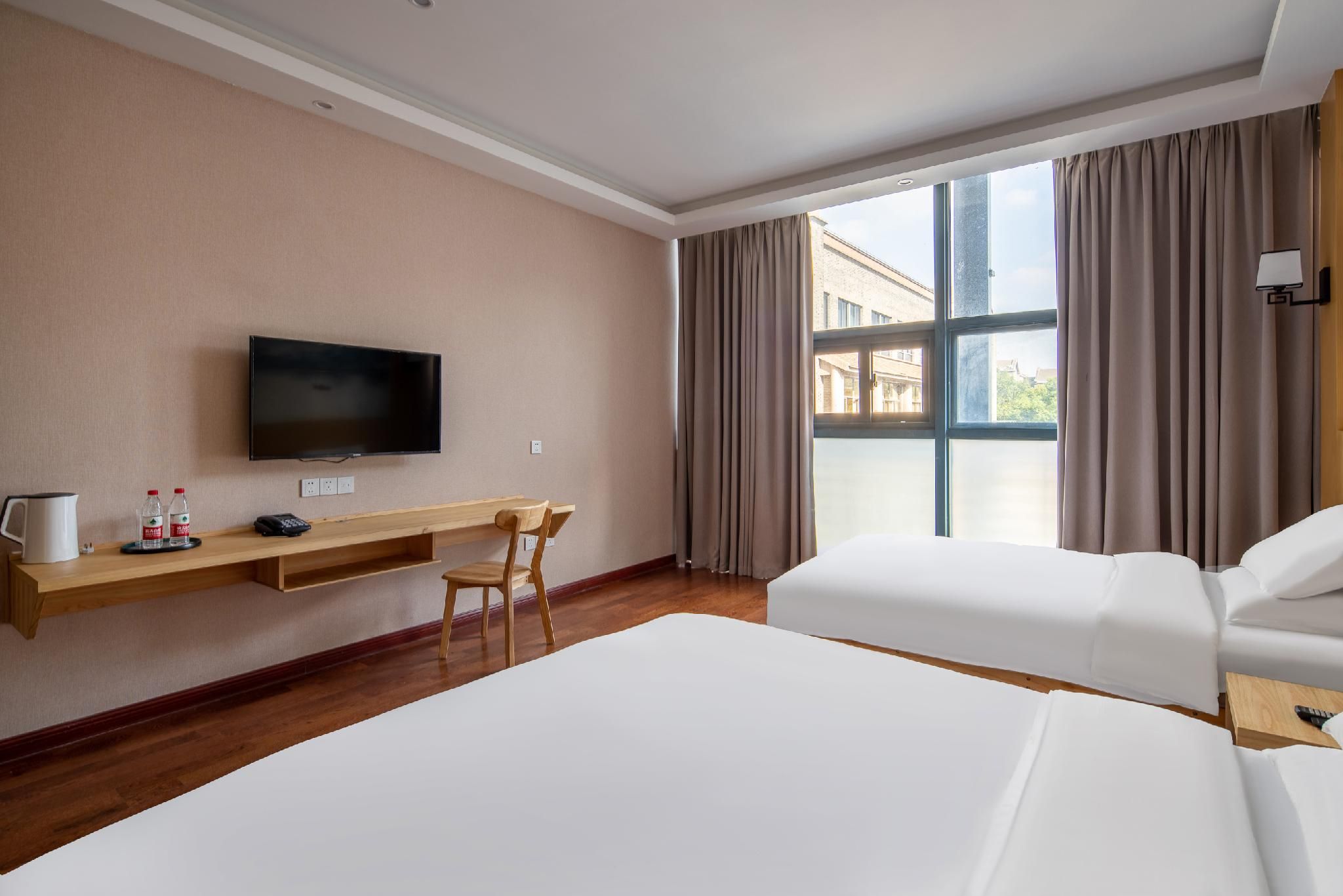 Family Room with Nature - Kid-Friendly