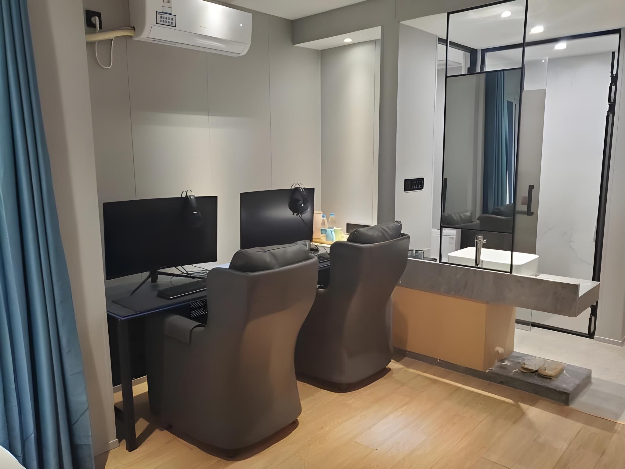 GTI - 1 Bed Room, Electronic Sports, 2 Computers