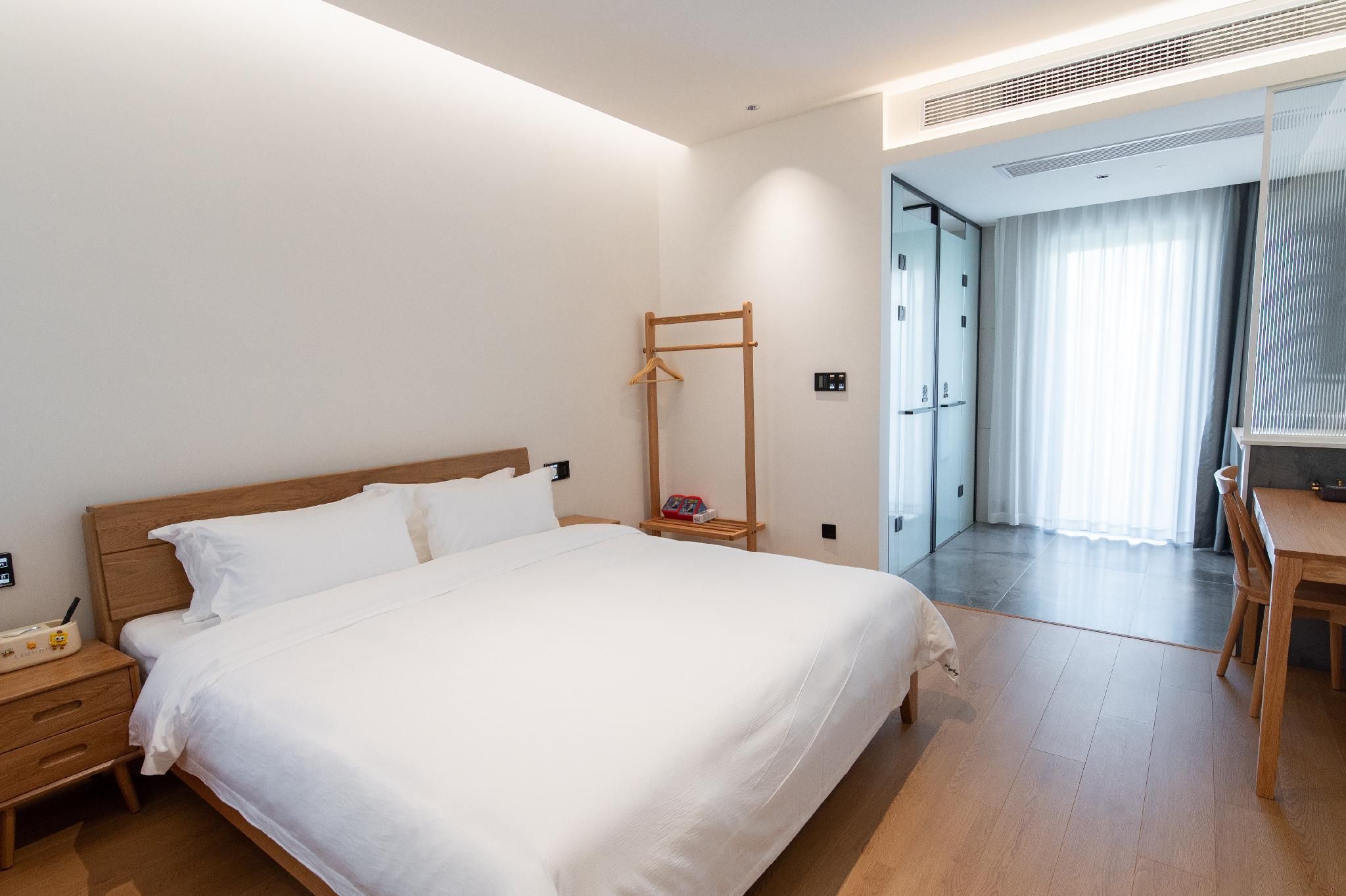 Room with Queen Bed