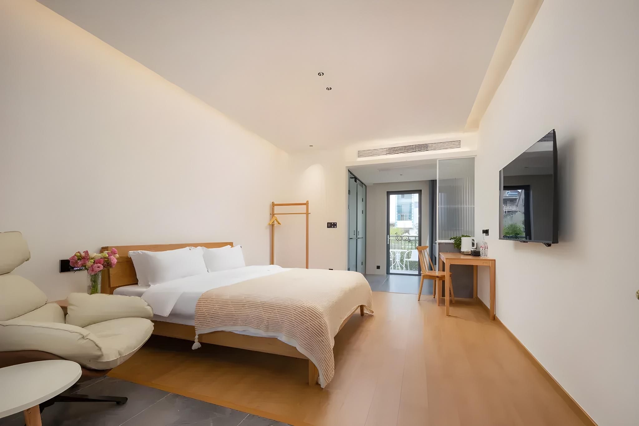 Room with Queen Bed