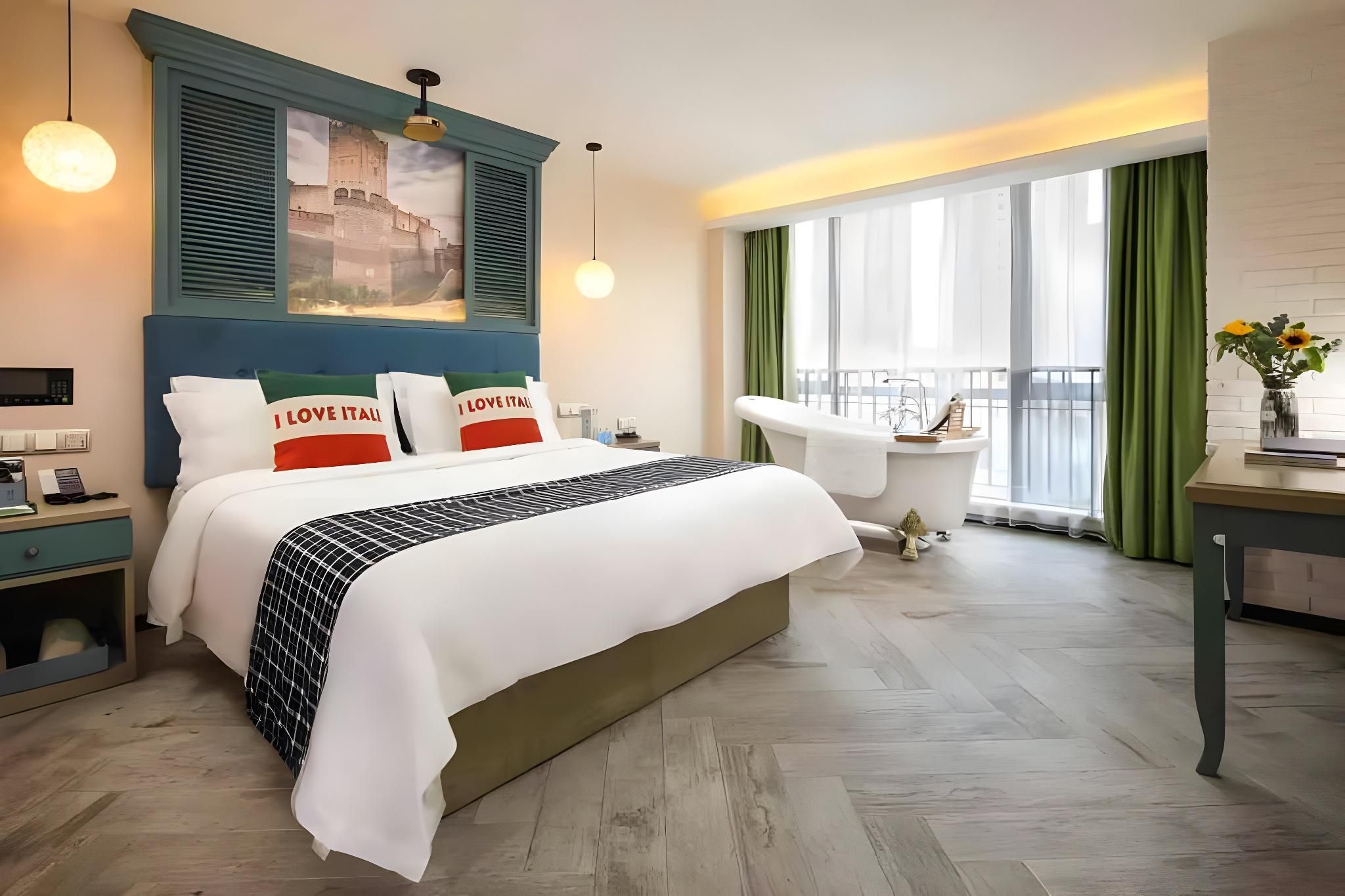 Venice Bathtub Cinema Room
