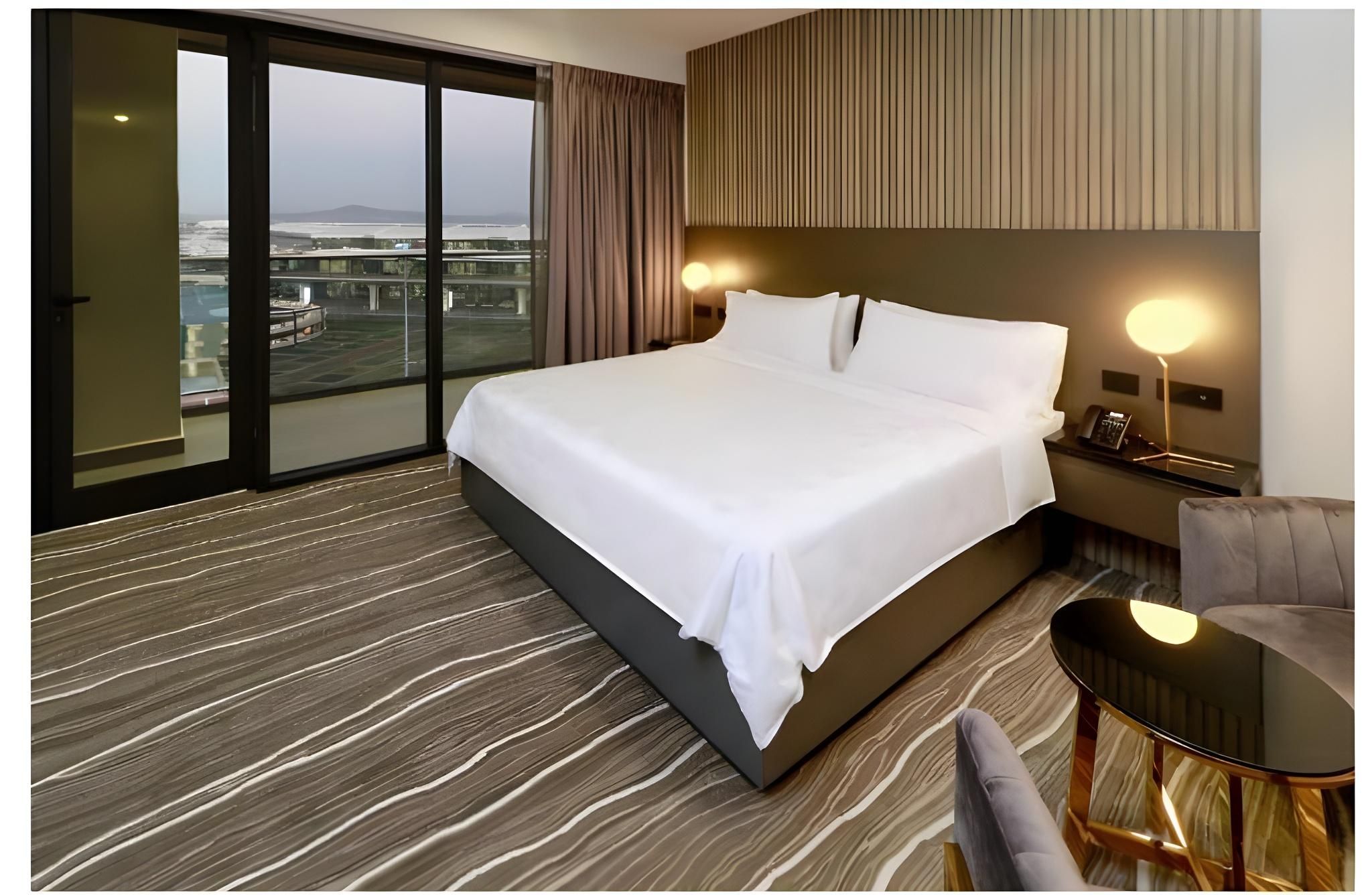 1 King Bed Standard with Balcony