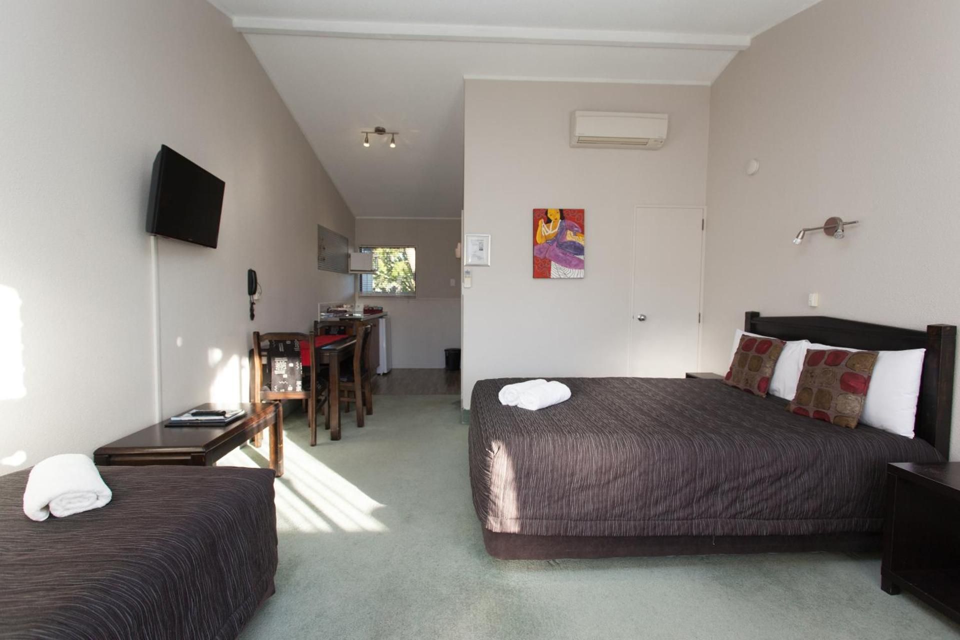 Deluxe Double Room (2 Adults + 1 Child)
