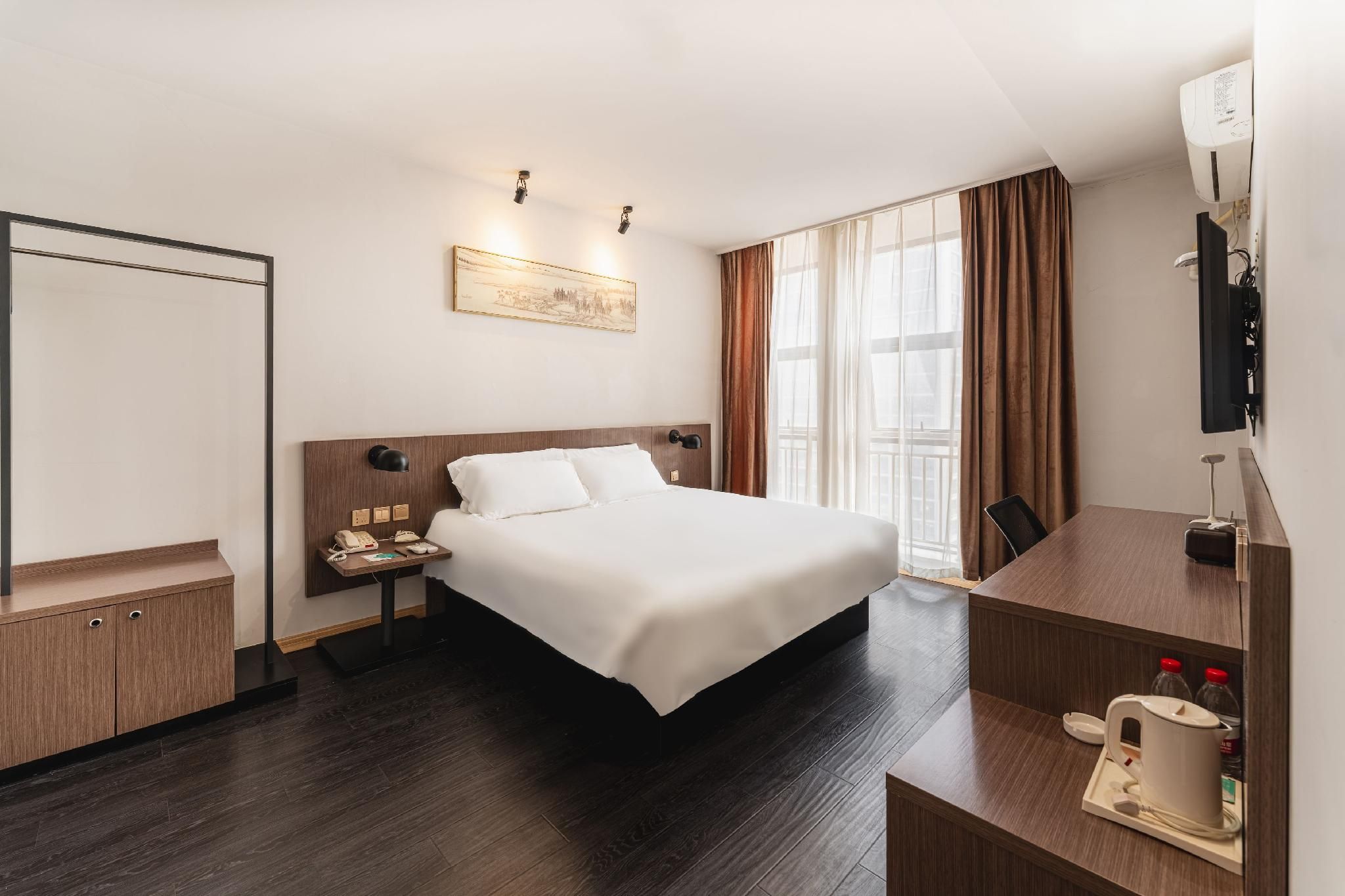 WH - Deluxe Bed Suite