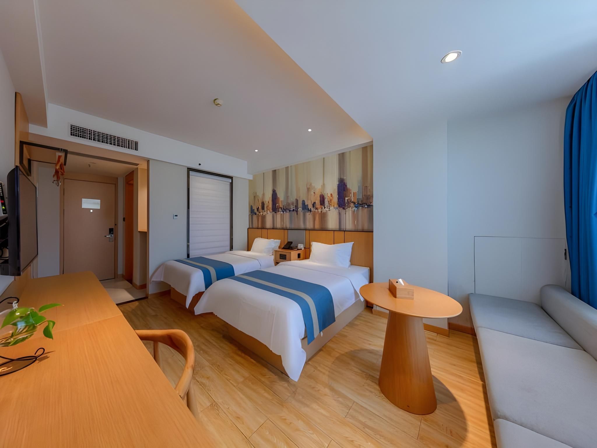 GTI - Eastern Family Room, with Bathtub