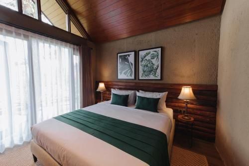 Kampuh Becik Villas - Villa Monstera (Superior: King Bed)