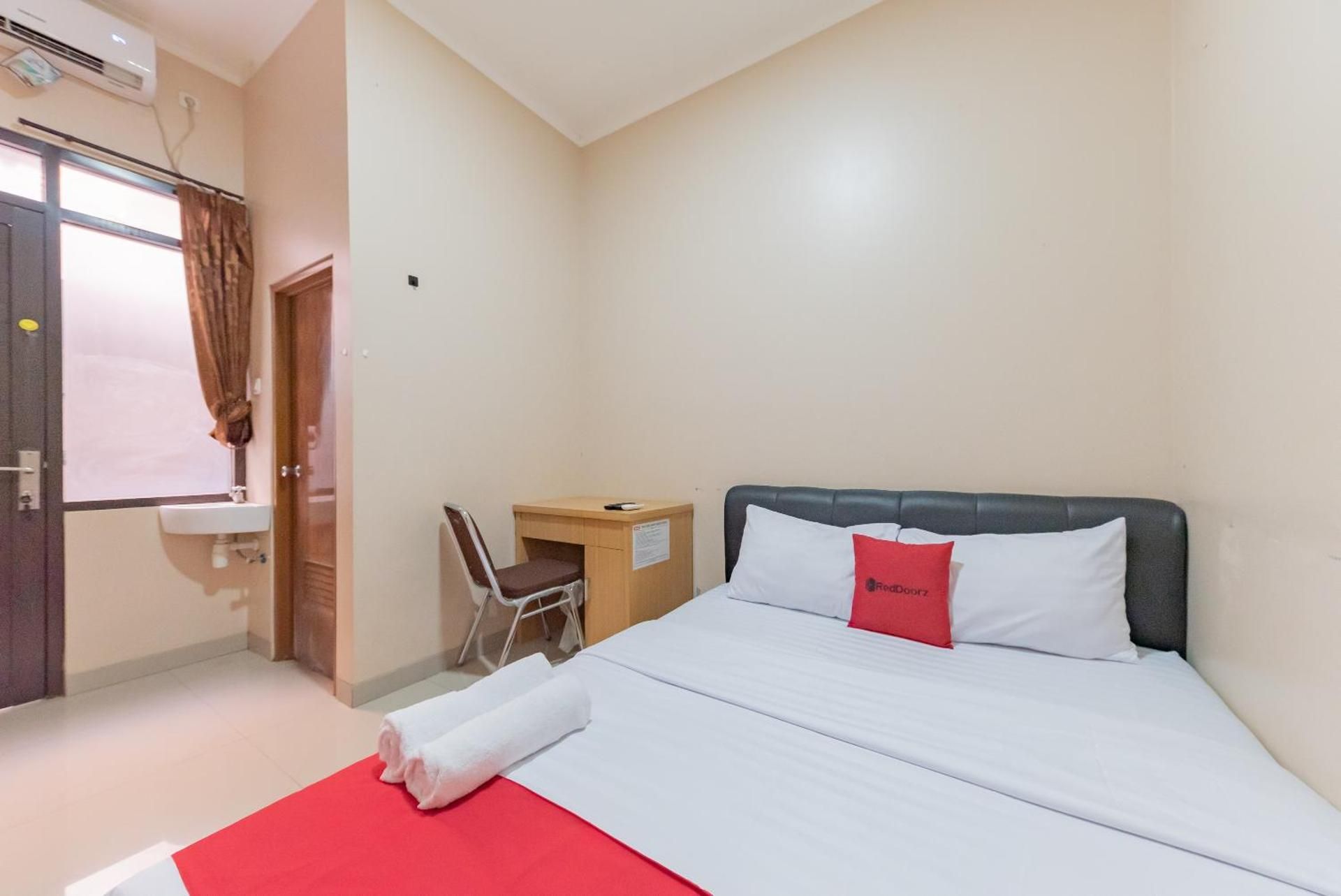RedDoorz Room