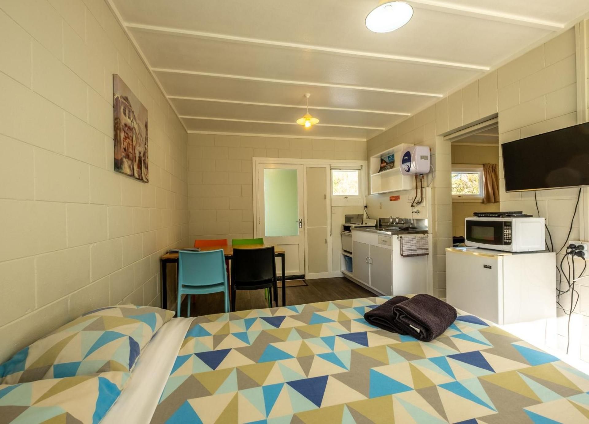 One-Bedroom Cabin with Kitchen and Shared Bathroom