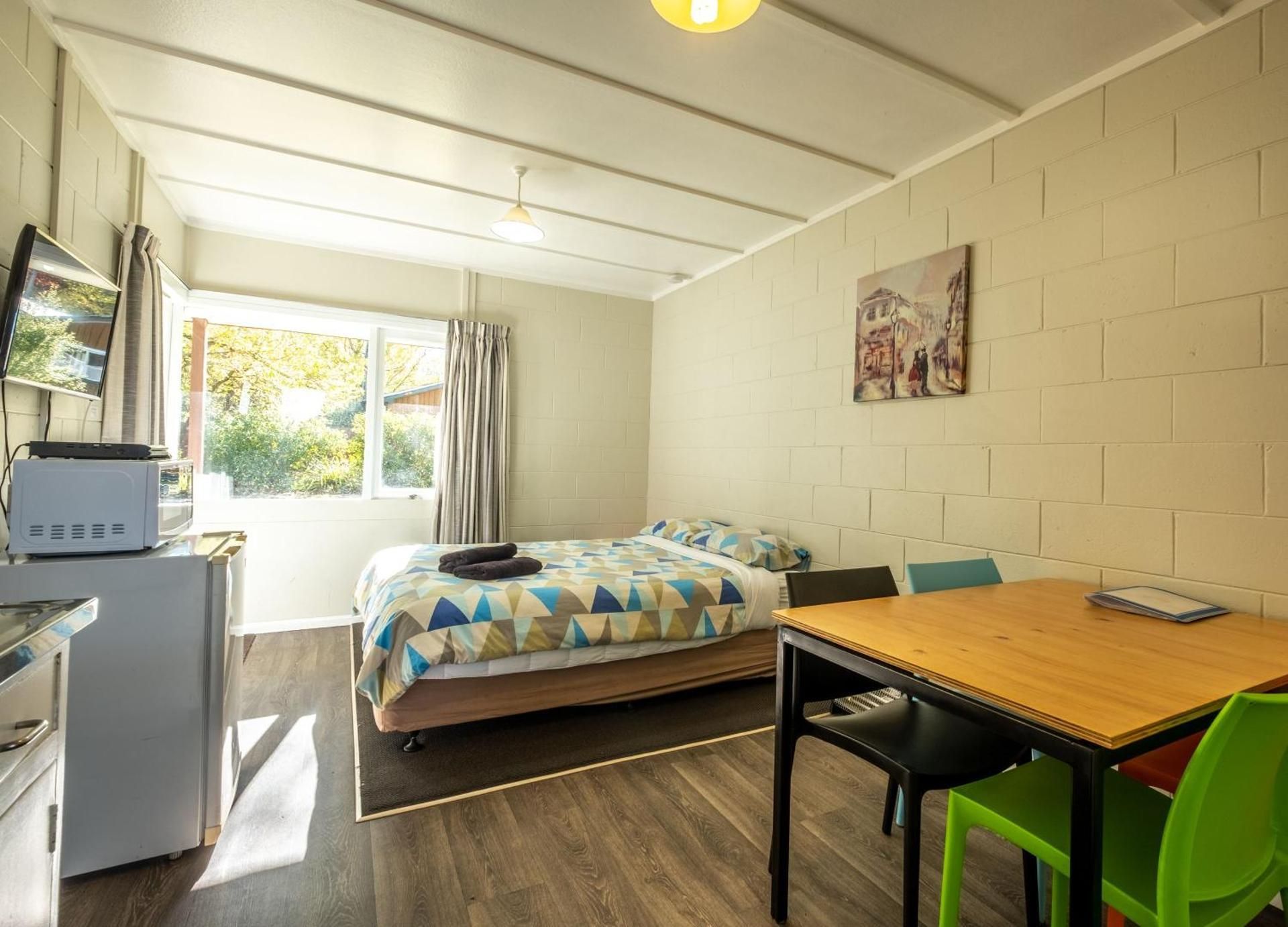 One-Bedroom Cabin with Kitchen and Shared Bathroom