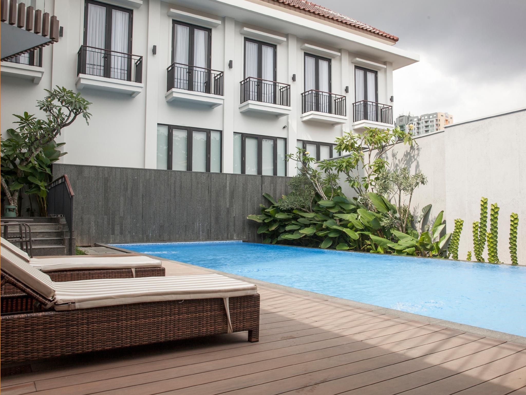 swimming pool [outdoor]