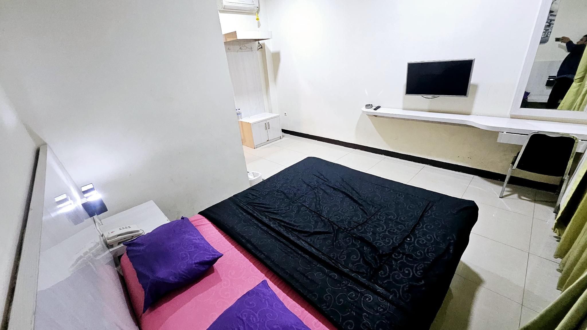Standard - 1 Double Bed with Table