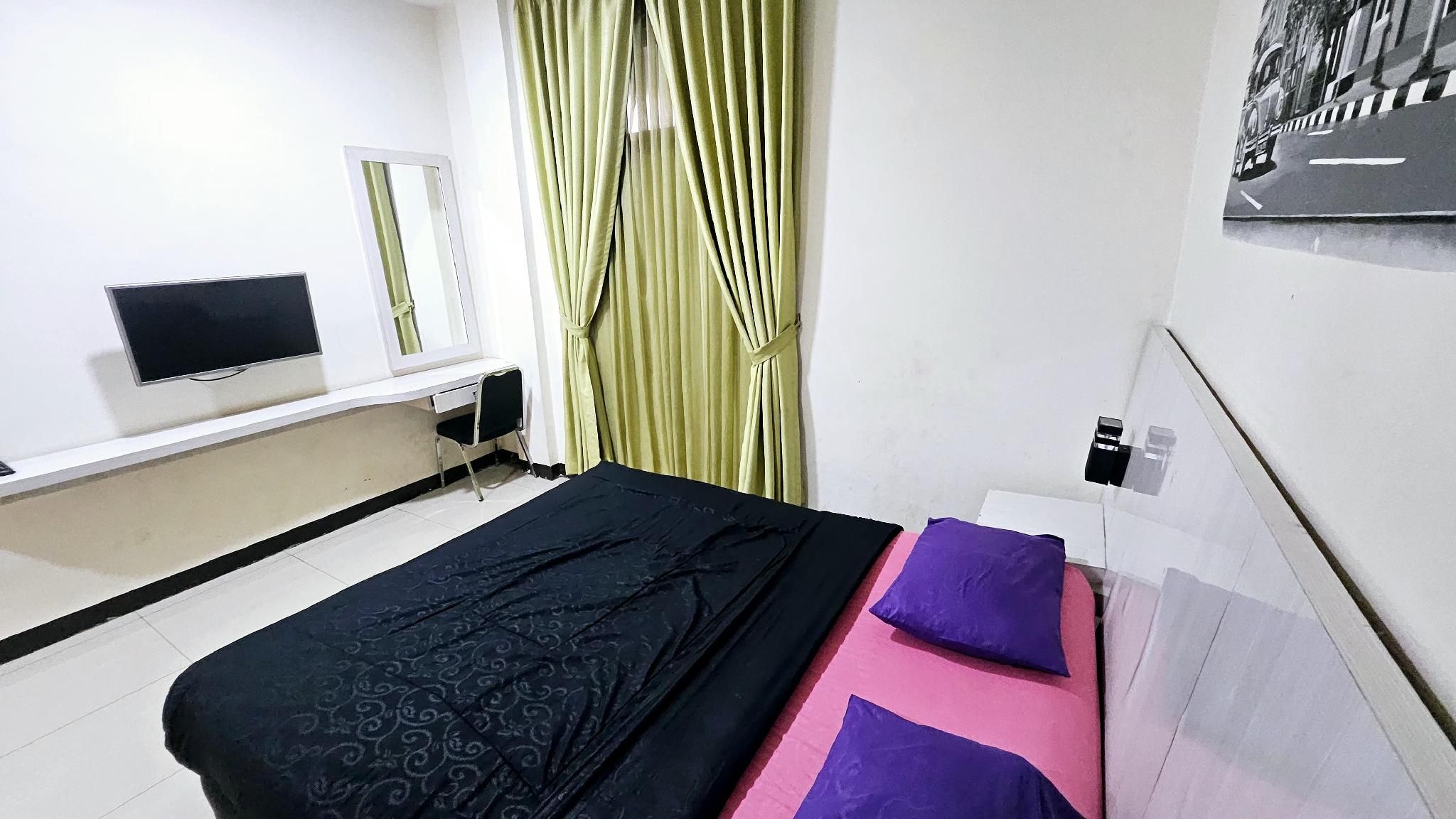 Standard - 1 Double Bed with Table