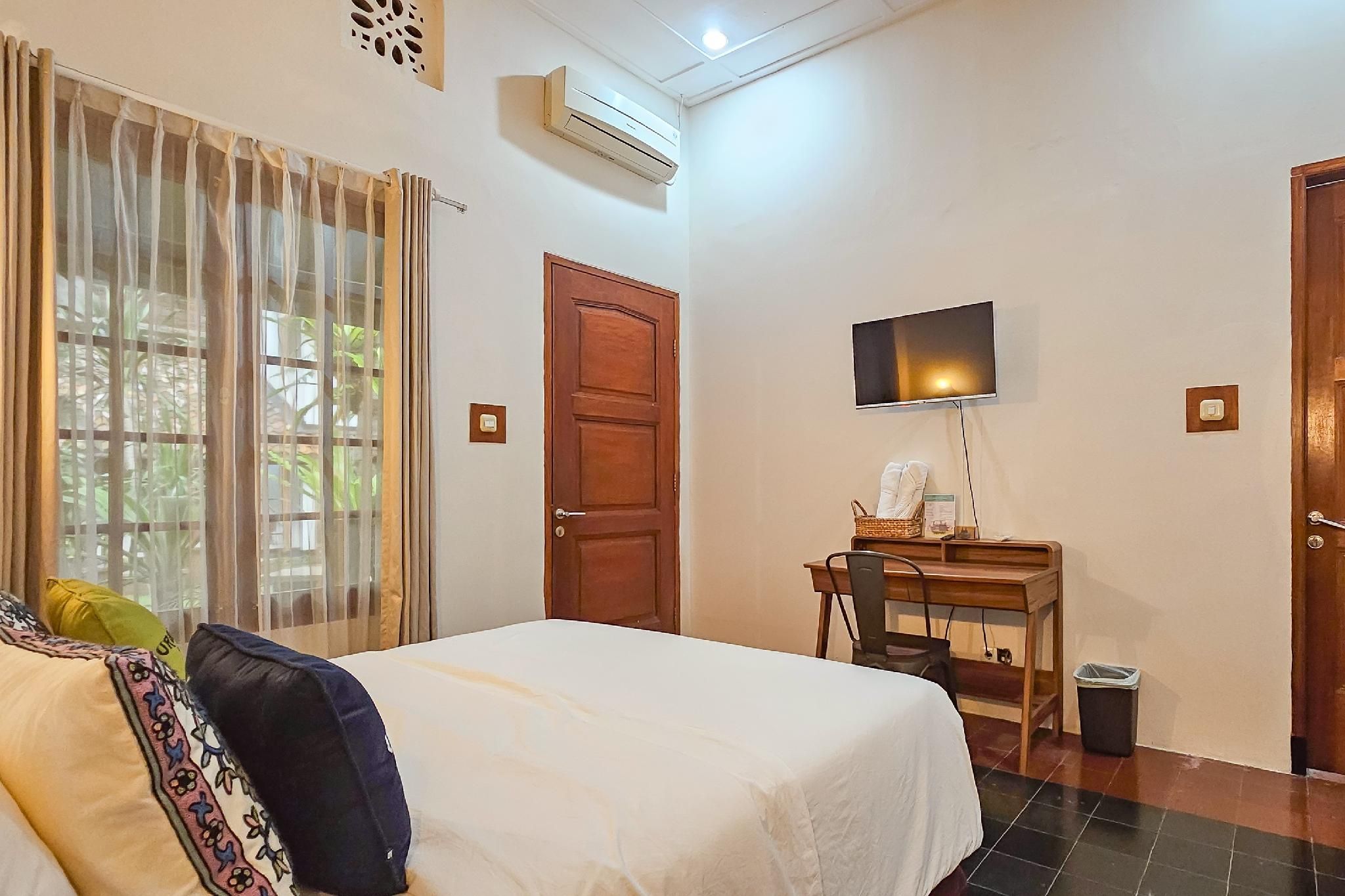 Urbanview Rumah Ebo Dago Bandung Deluxe Room