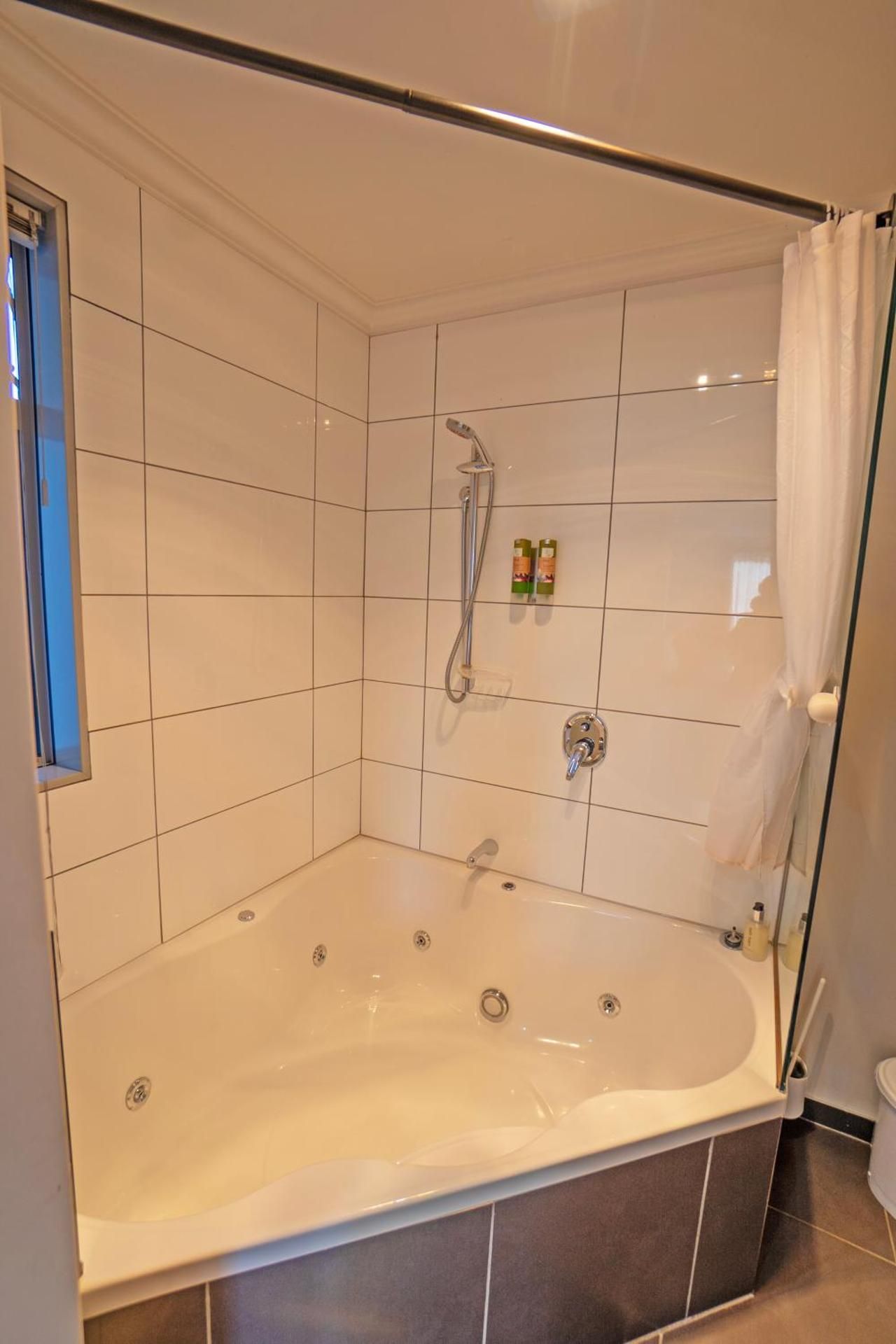 One-Bedroom Suite with Spa Bath