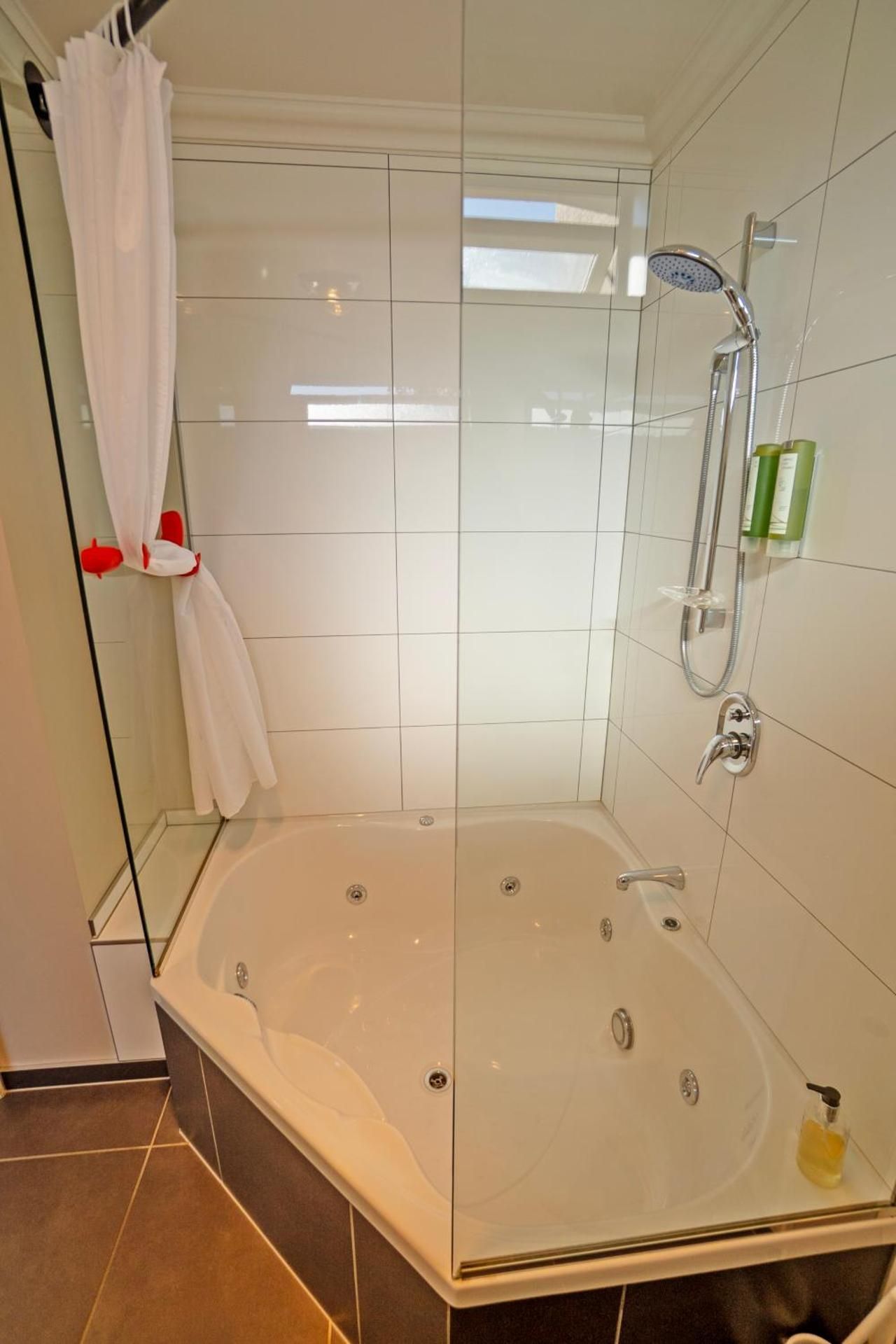 Mondello Motels Two-Bedroom Suite with Spa Bath 2