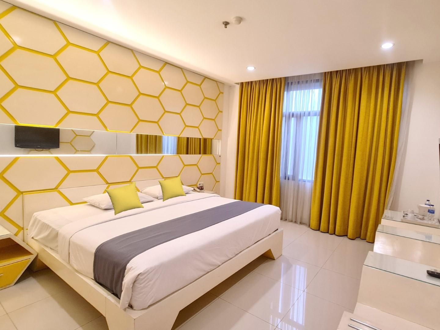 Deluxe - 1 King Bed