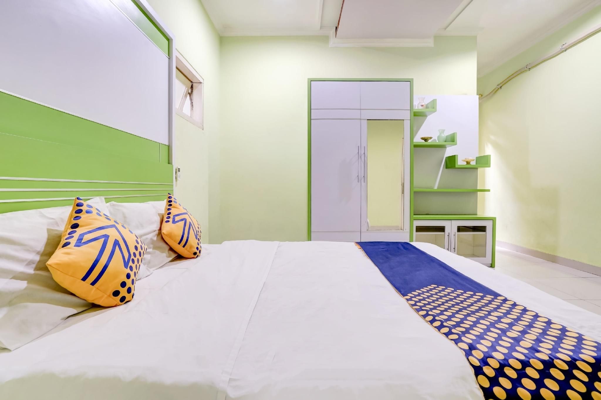 Deluxe with Bathtub