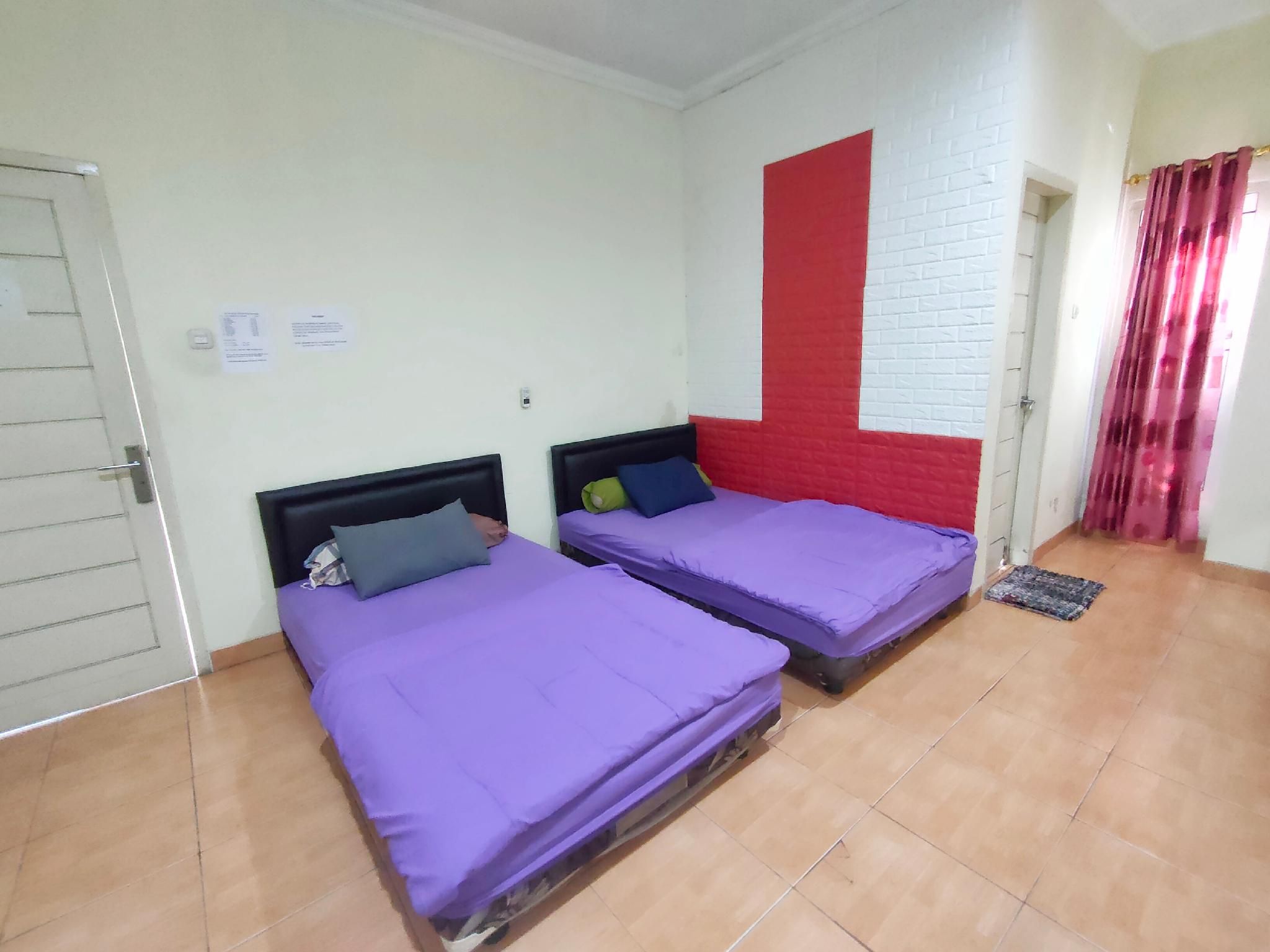 Twin Room for 2 People with Private Bathroom