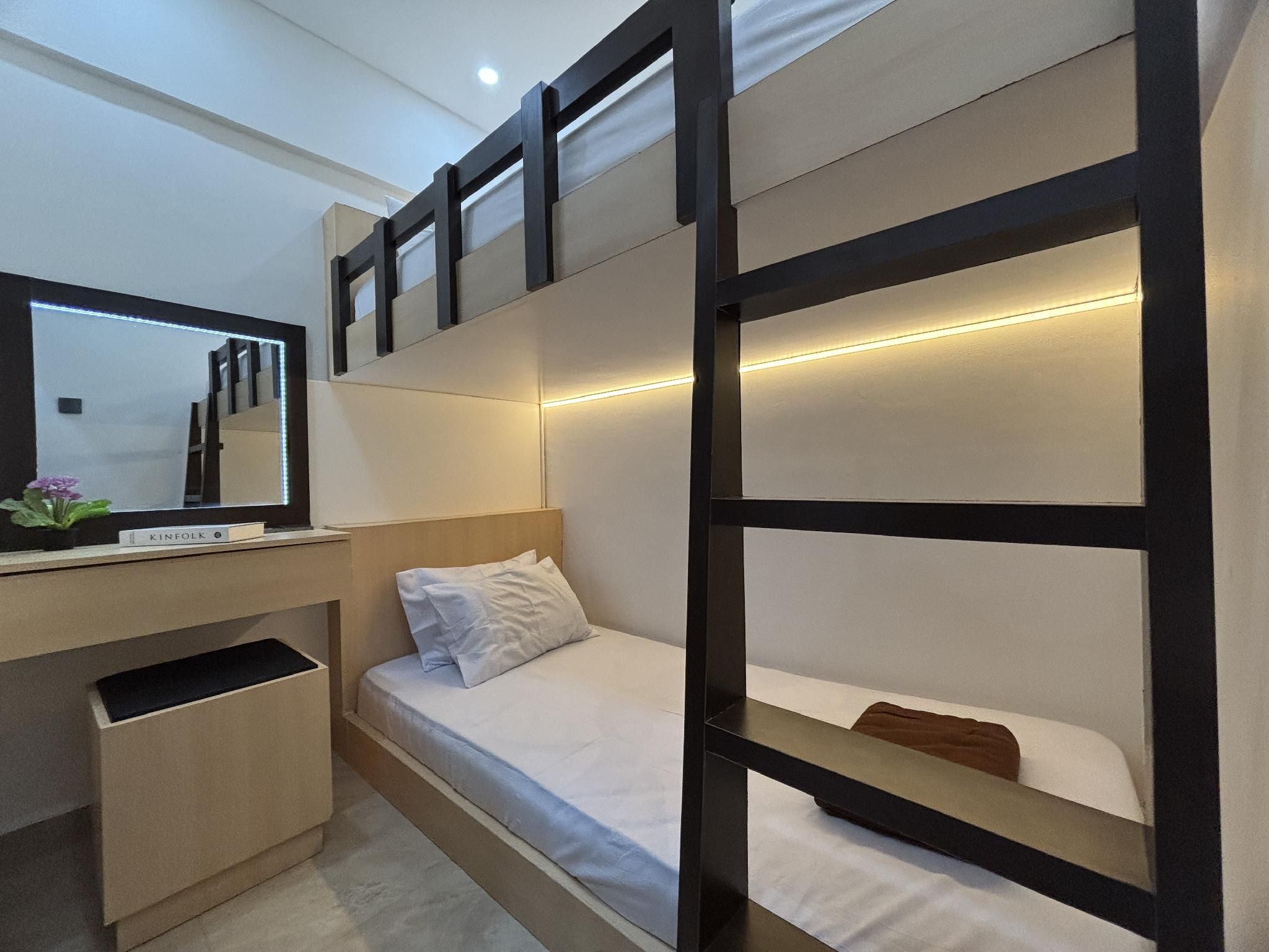 2 Bedroom Deluxe Apartment - 1 Queen, 2 Singles