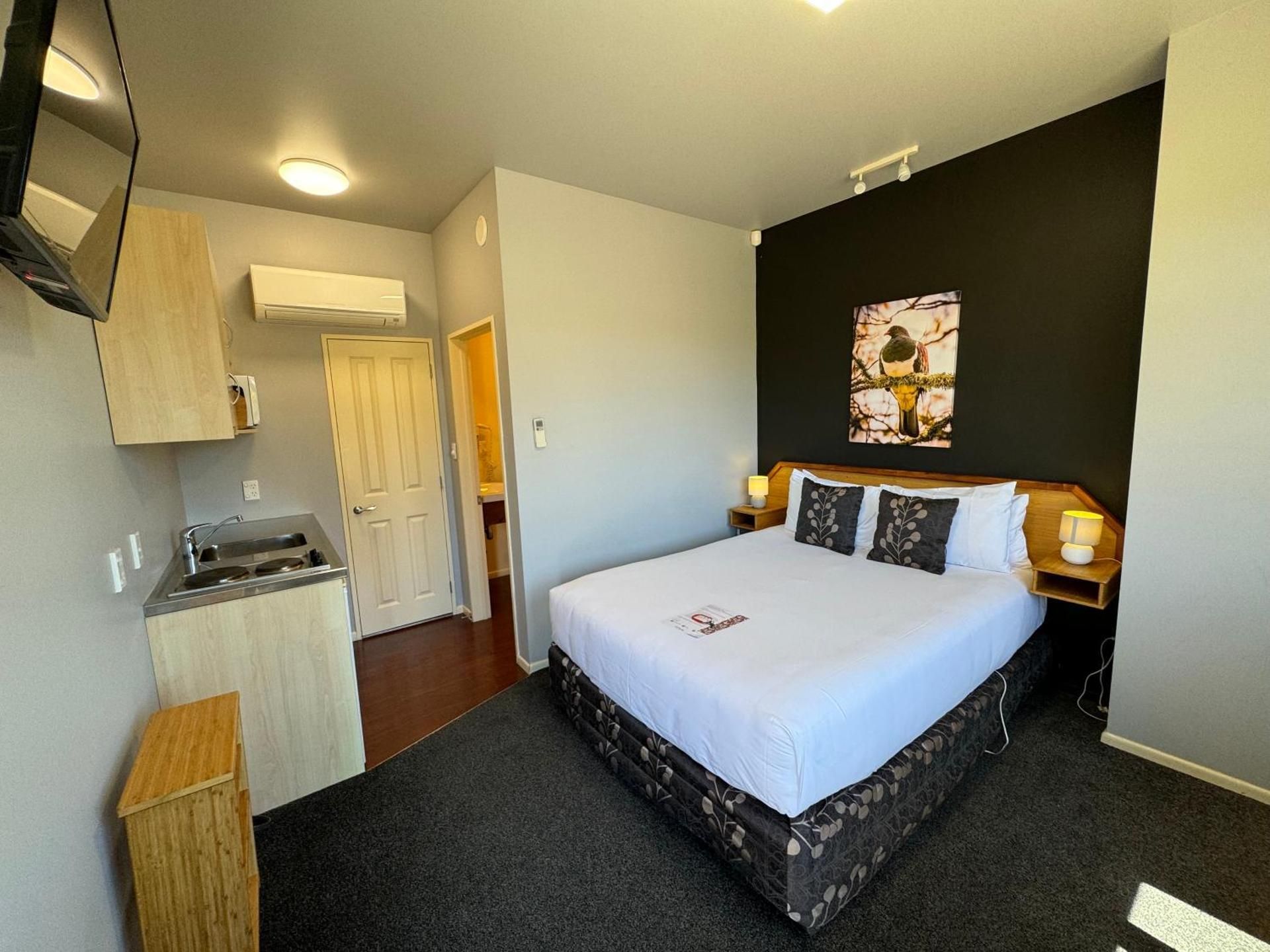 Deluxe Queen Studio 
